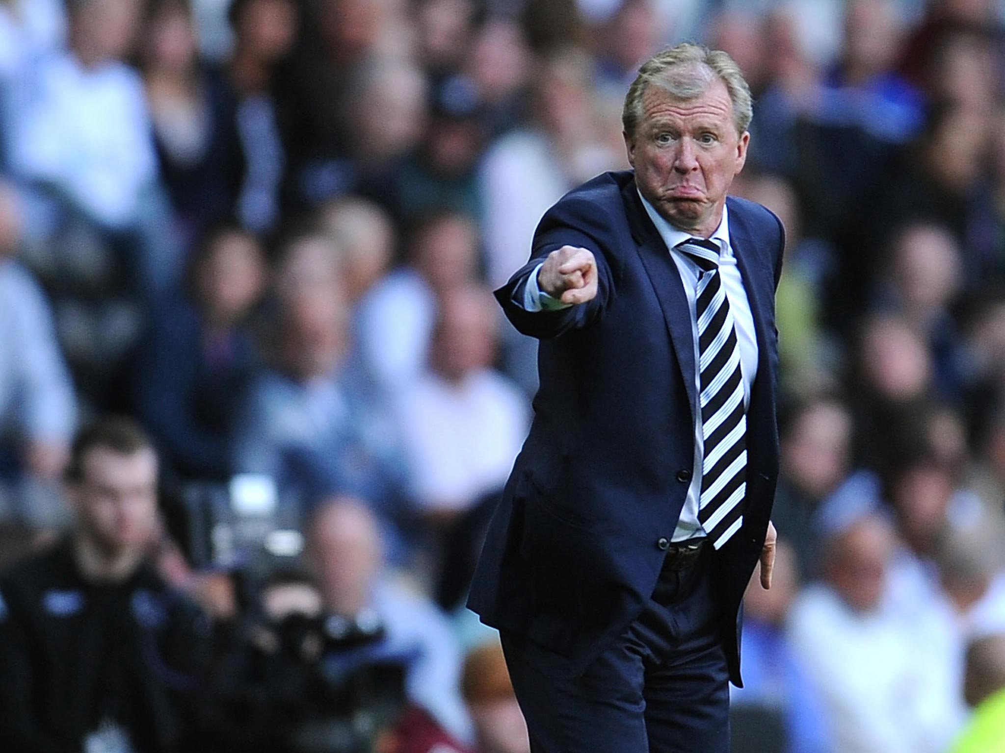 Steve McClaren makes a point to his Derby players