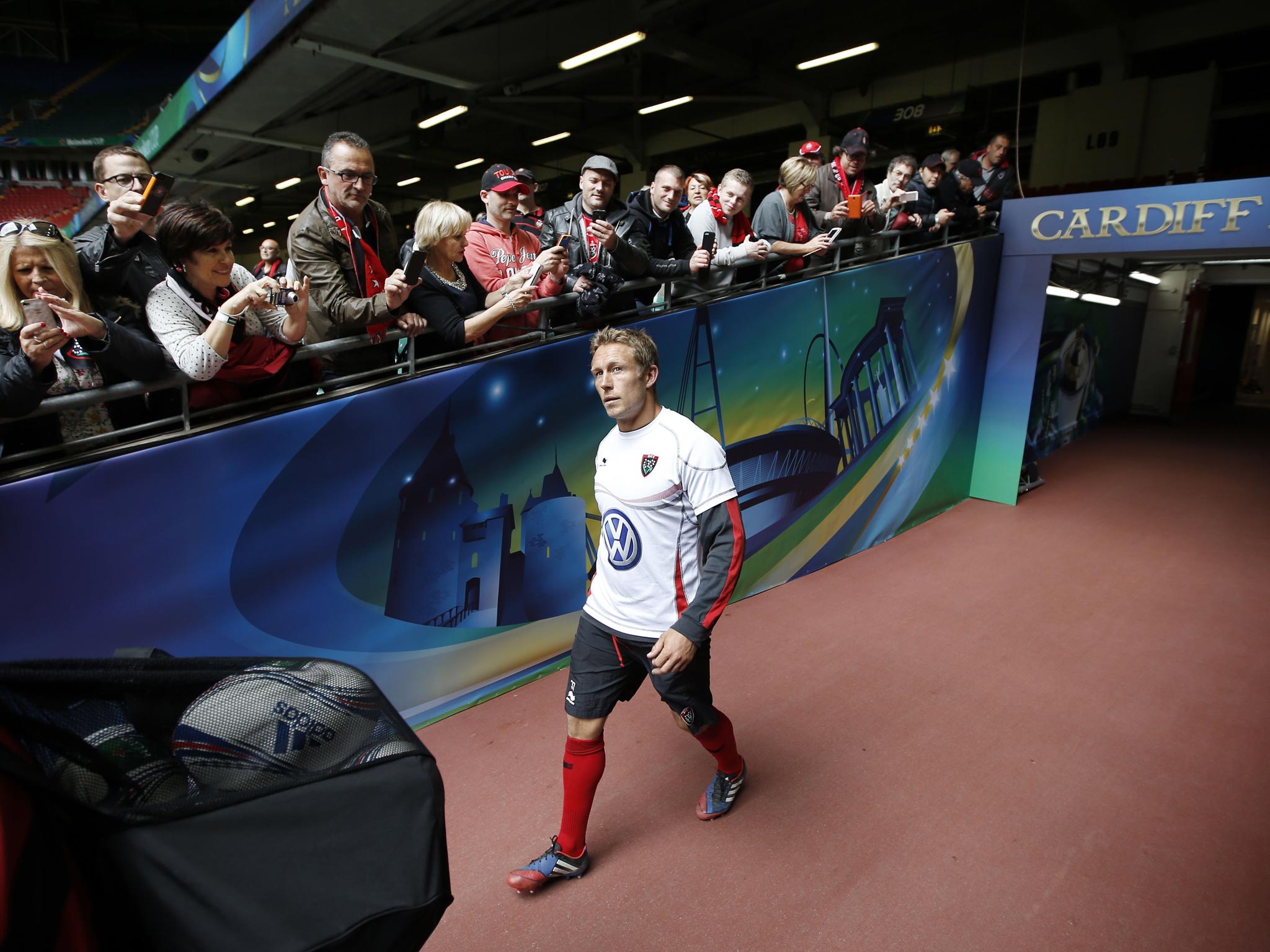 Jonny Wilkinson walks out at the Millennium Stadium
yesterday for training with Toulon