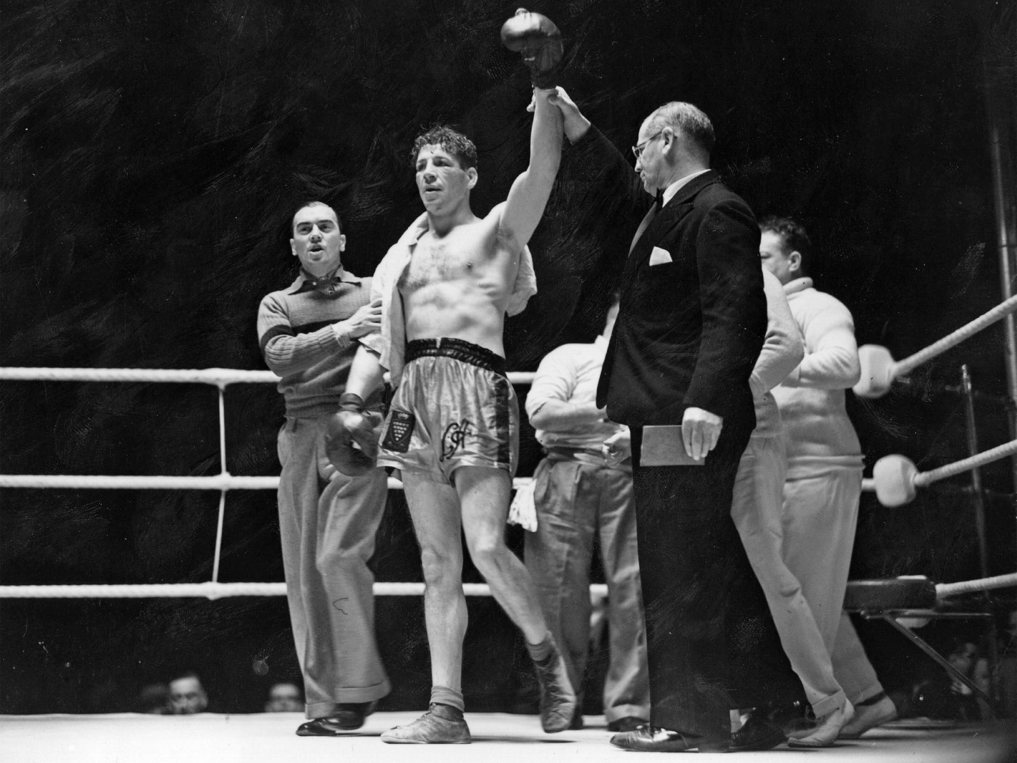 Len Harvey after beating Jock McAvoy in 1939, a fight some reports claim was watched by 200,000 people at the White City Stadium