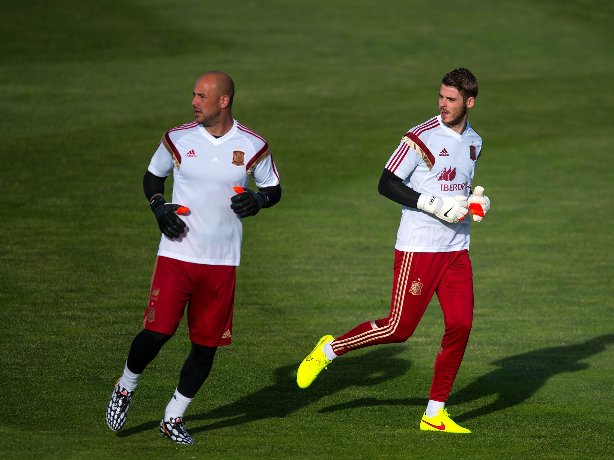 Pepe Reina trains alongside David De Gea ahead of the World Cup