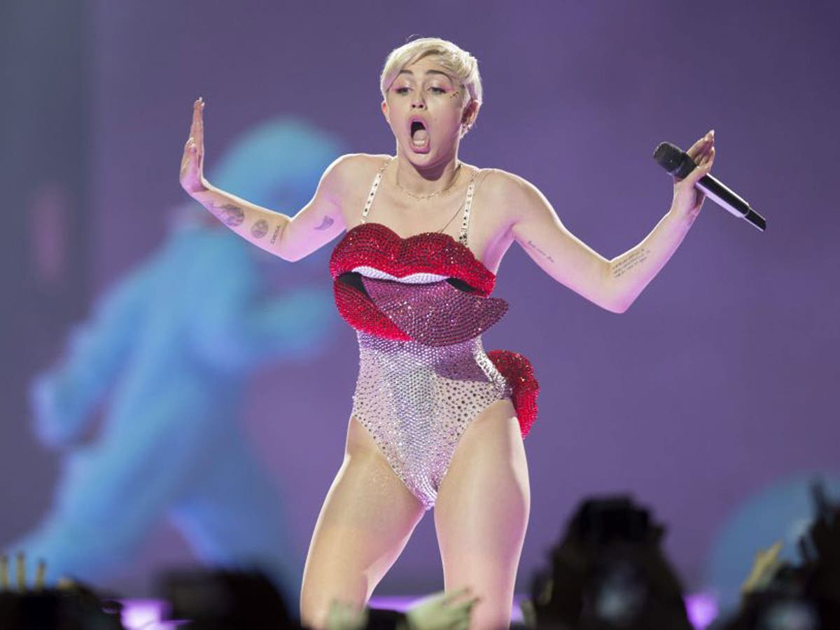 Miley Cyrus Slapping Pussy - Miley Cyrus waves wrong flag at Spanish concert during Bangerz tour and  doesn't seem to notice | The Independent | The Independent