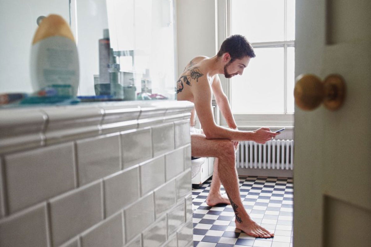 Research warns about the risks of using your smartphone in the bathroom
