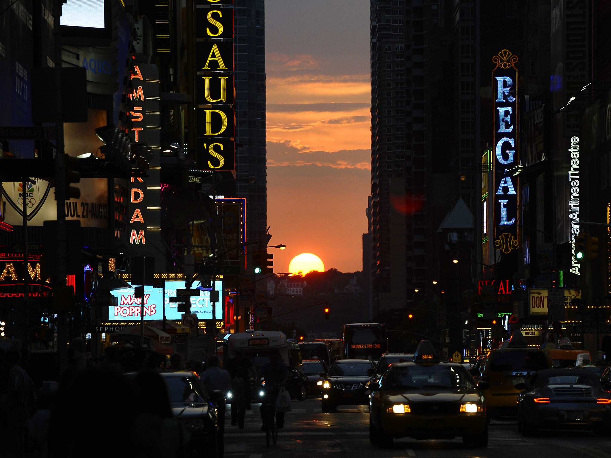 Manhattanhenge as seen from 42nd street in New York City