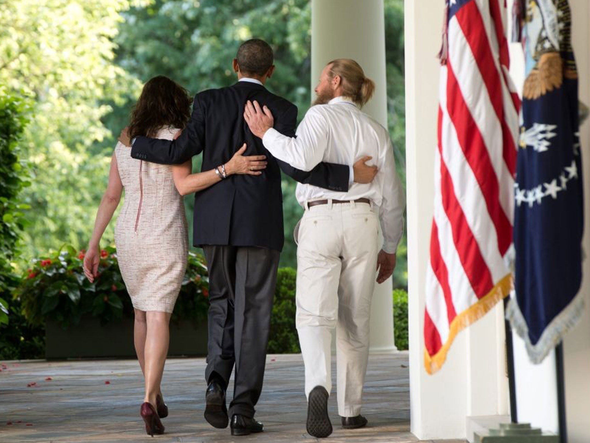 US President Barack Obama (C), with the parents of US Army Sgt. Bowe Bergdahl, Jani Bergdahl (L) and Bob Bergdahl