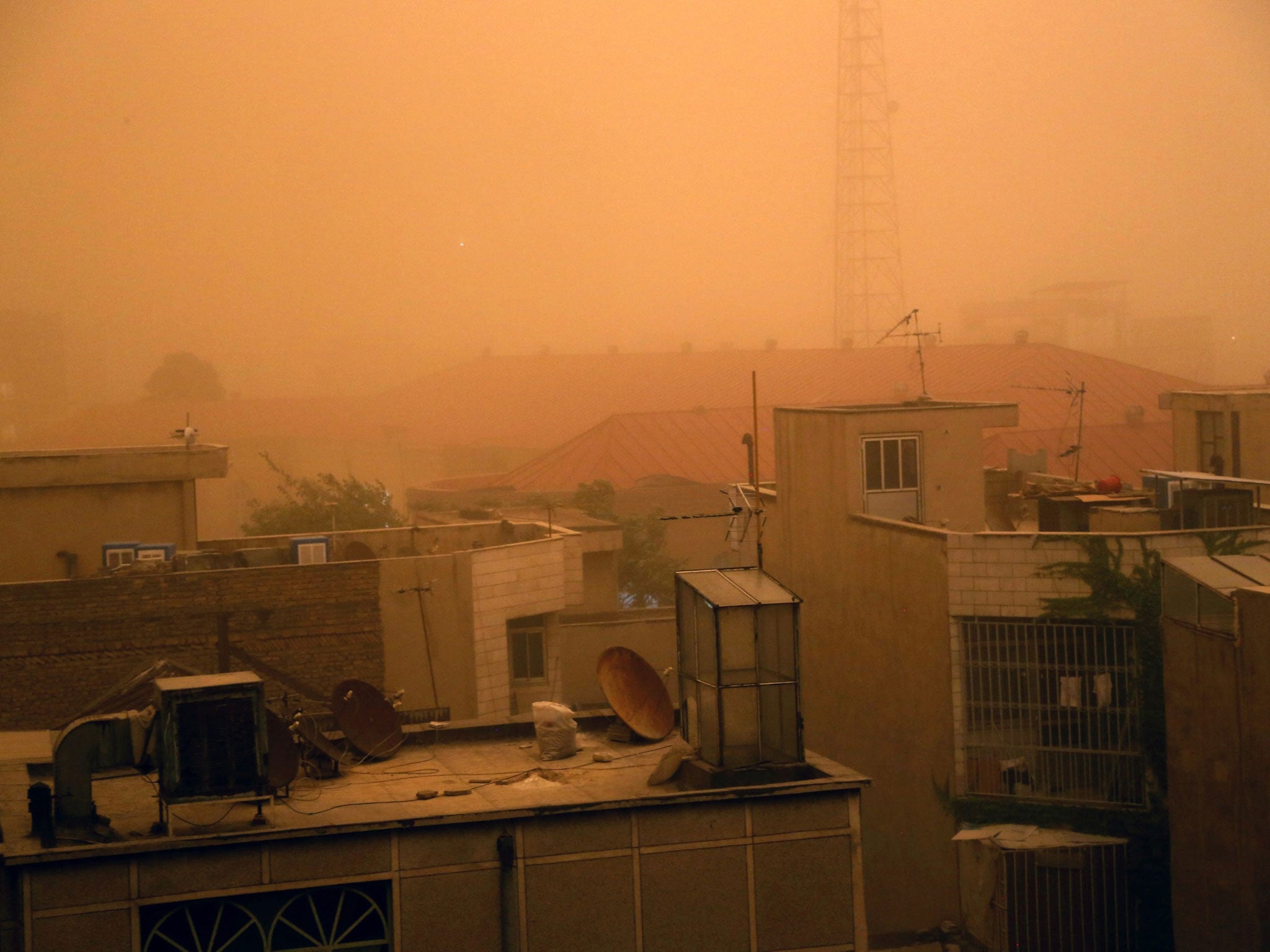 A heavy dust storm of up to 110 kilometers per hour in Tehran damaged several cars and paralyzed the Iranian capital