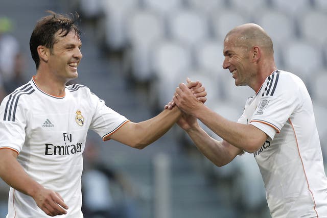 Real Madrid's forward Sanchez Fernando Morientes (L) celebrates with his teammate Zinedine Zidane after scoring during the Unesco Cup football match Juventus Legends vs Real Madrid Leyendas 