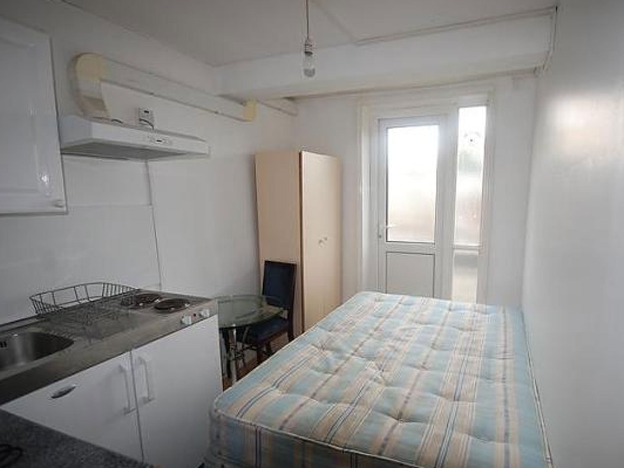 Studio flat with bedroom, kitchen and shower in one room ...