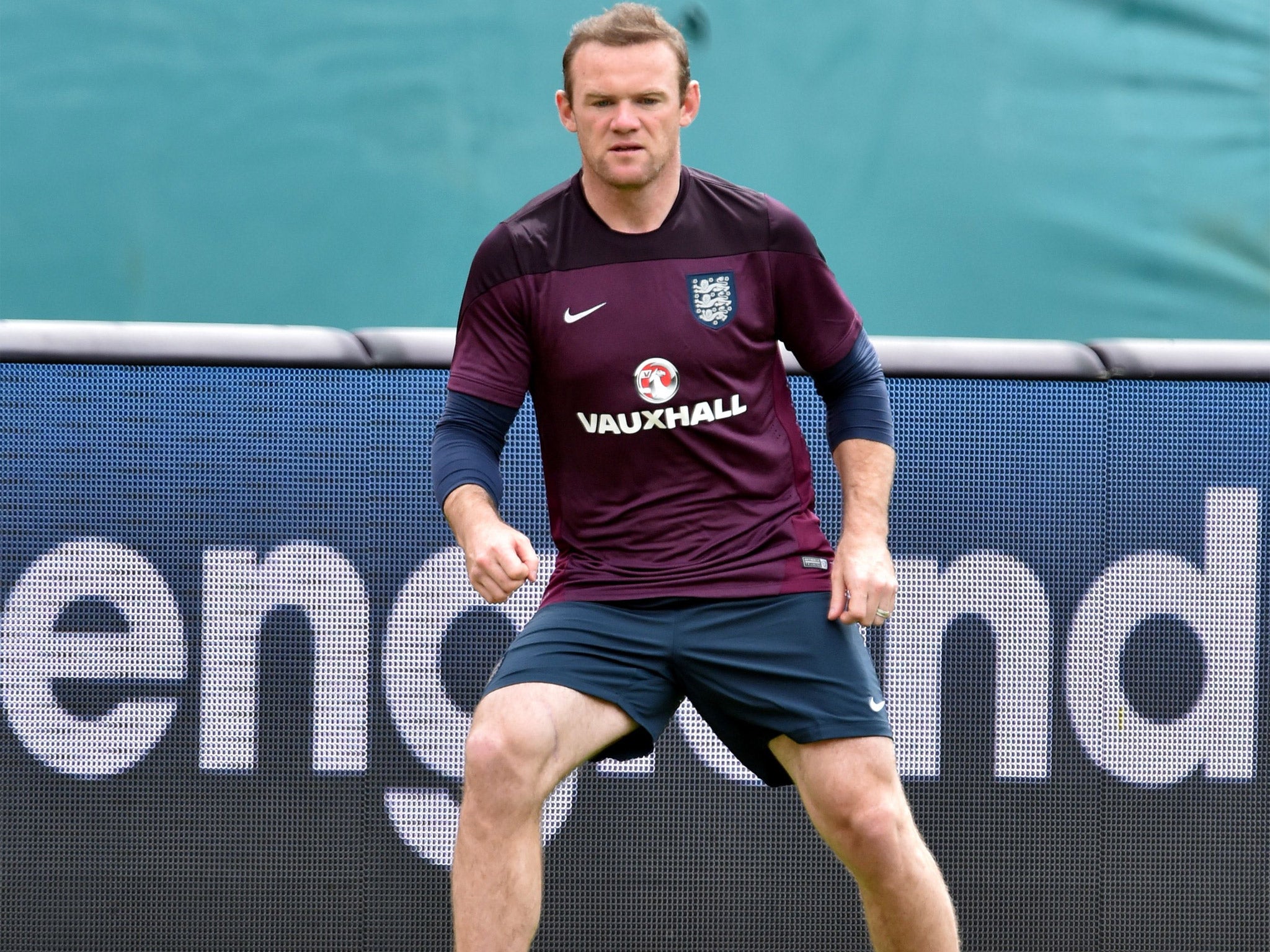 Wayne Rooney trains in Miami as the former England captain Alan Shearer rejected calls to drop the him from the team