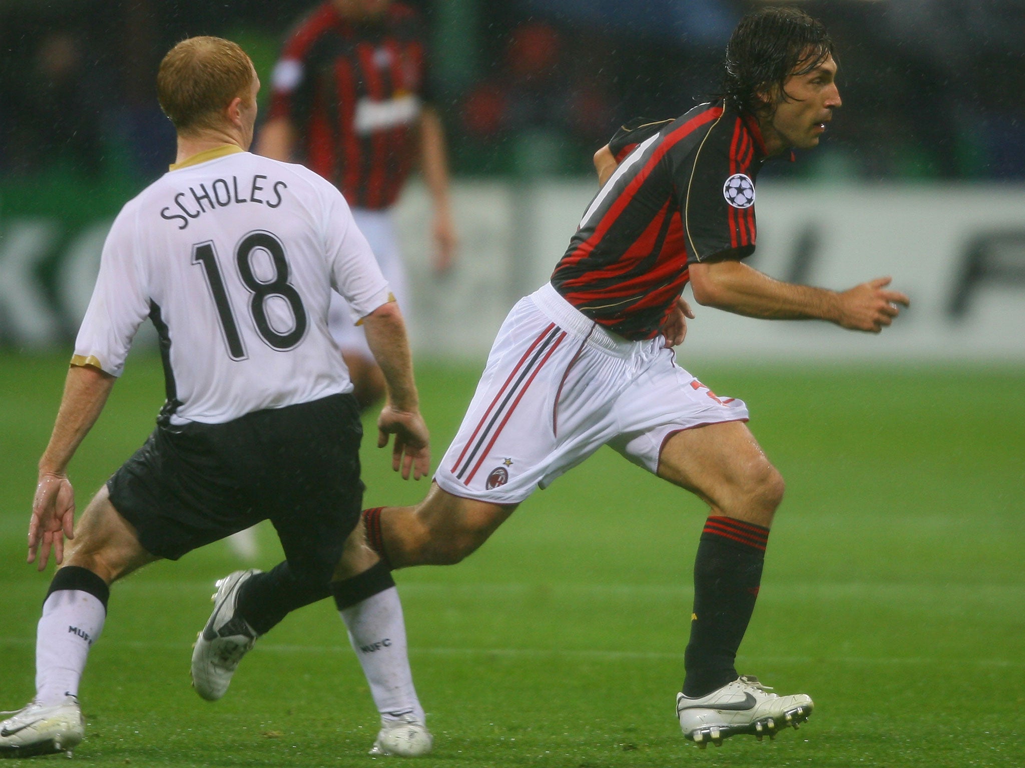 Andrea Pirlo evades Paul Scholes' challenge in 2007