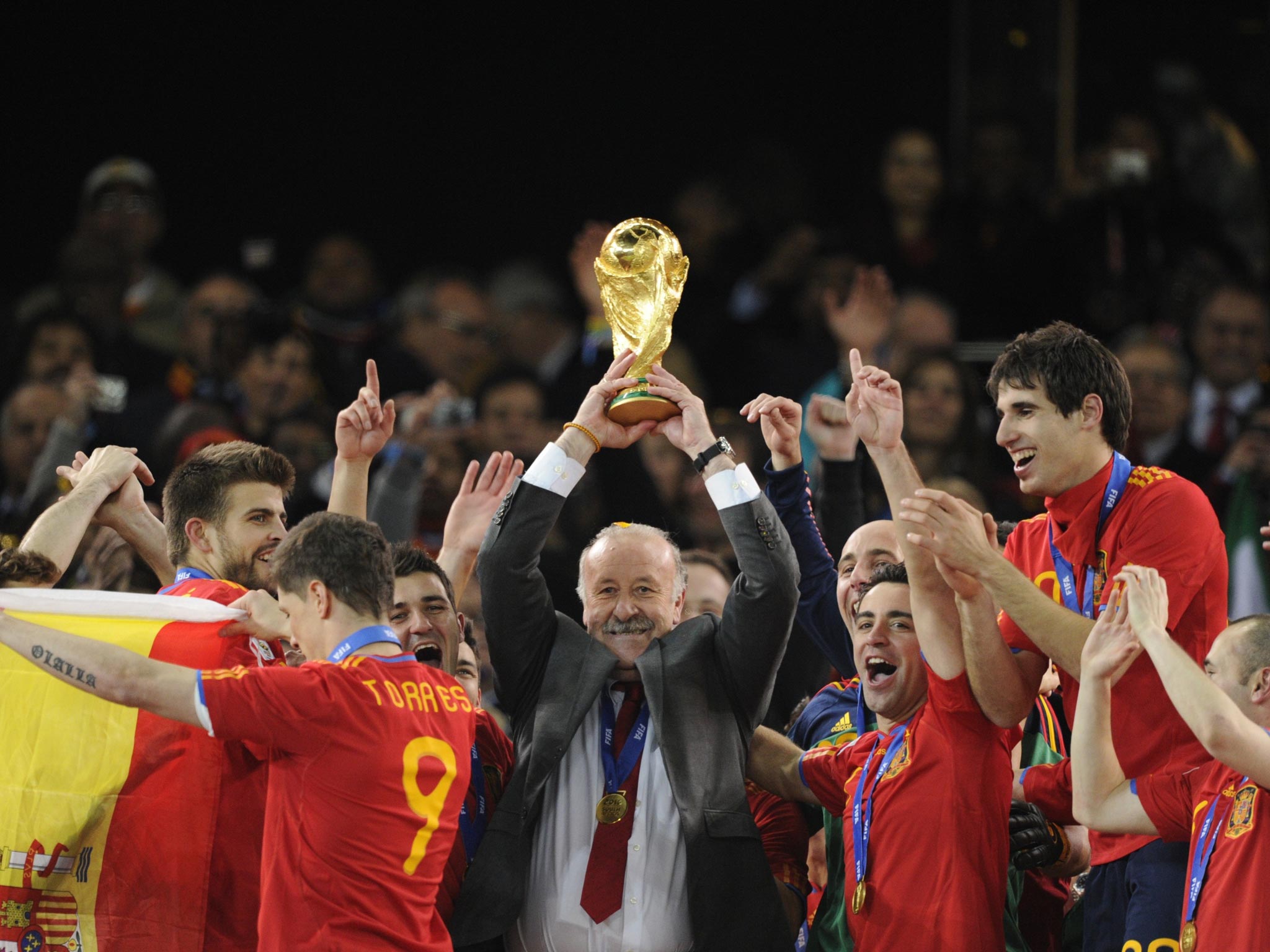 Spain coach Vicente del Bosque raises the World Cup in 2010