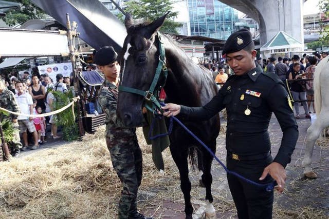 Soldiers entertain the Bangkok public