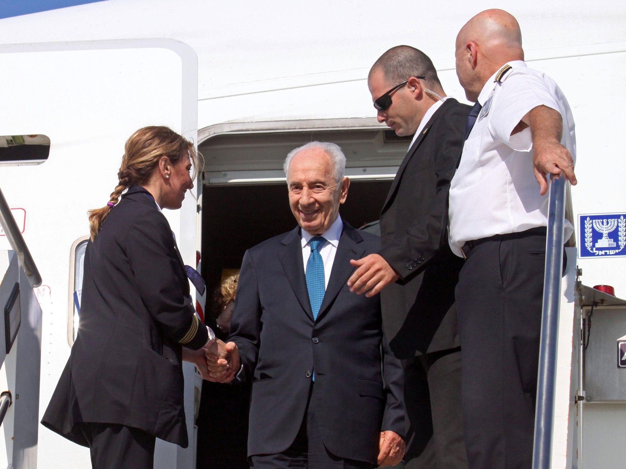 Shimon Peres arrives at Rome airport