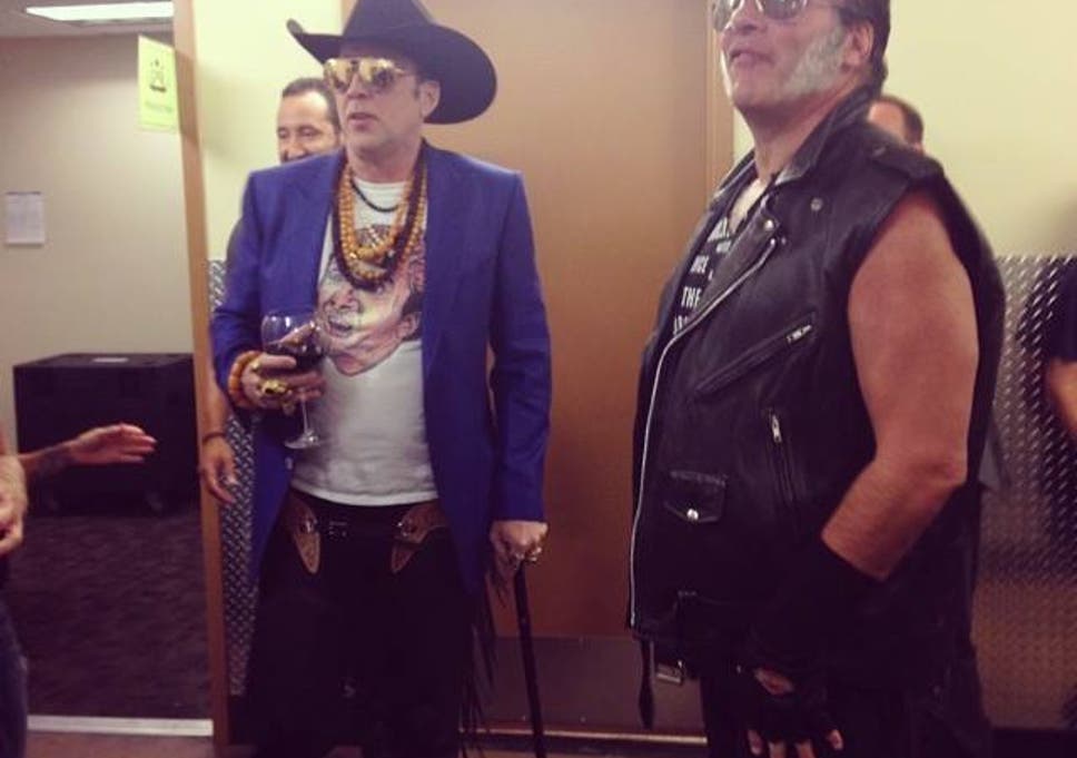 Vestimenta de Nicolas Cage llama la atención en concierto de Guns N' Roses Nice%20cage%202