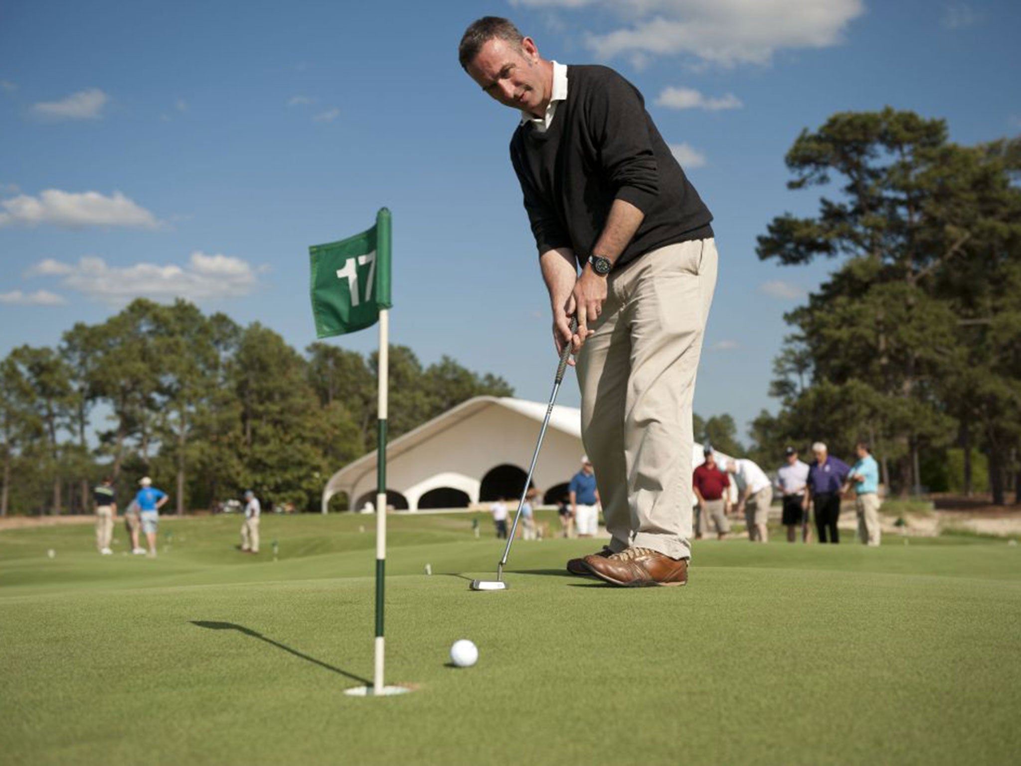 Paul Mahoney prepares for his fight with Pinehurst by taking to the undulating practice greens