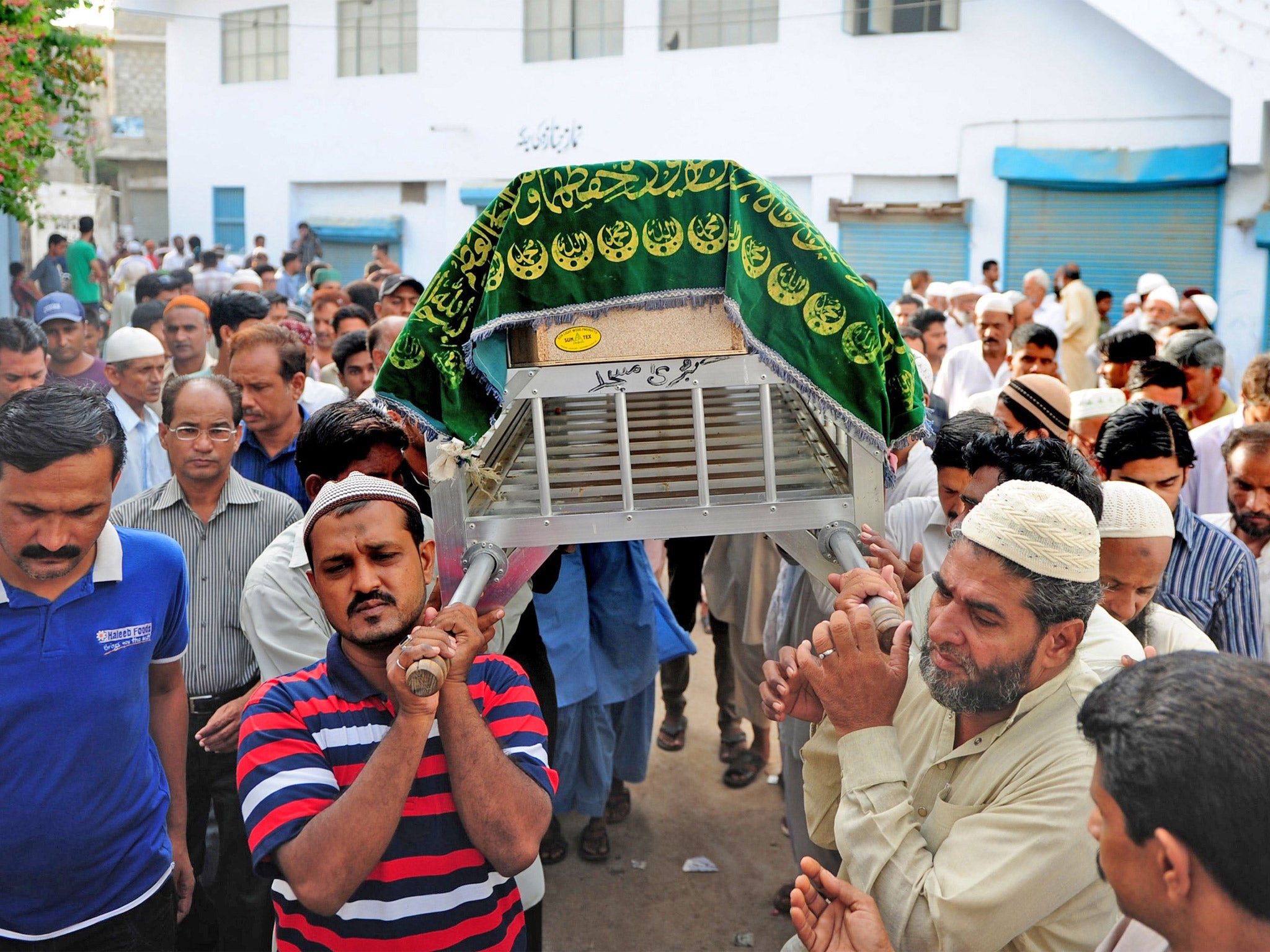 Pakistani mourners at a funeral for a victim (Getty)