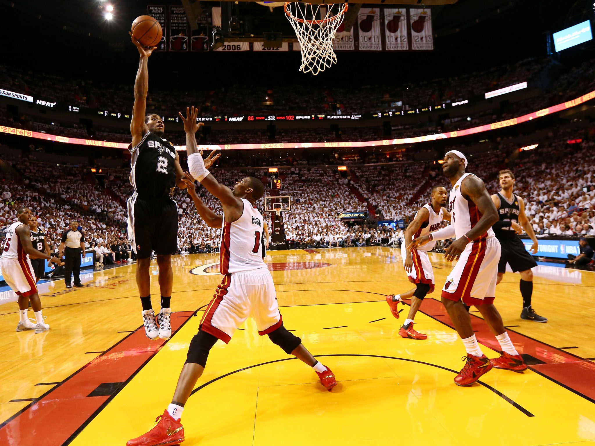 Kawhi Leonard scored 29 points as the San Antonio Spurs beat the Miami Heat 111-95