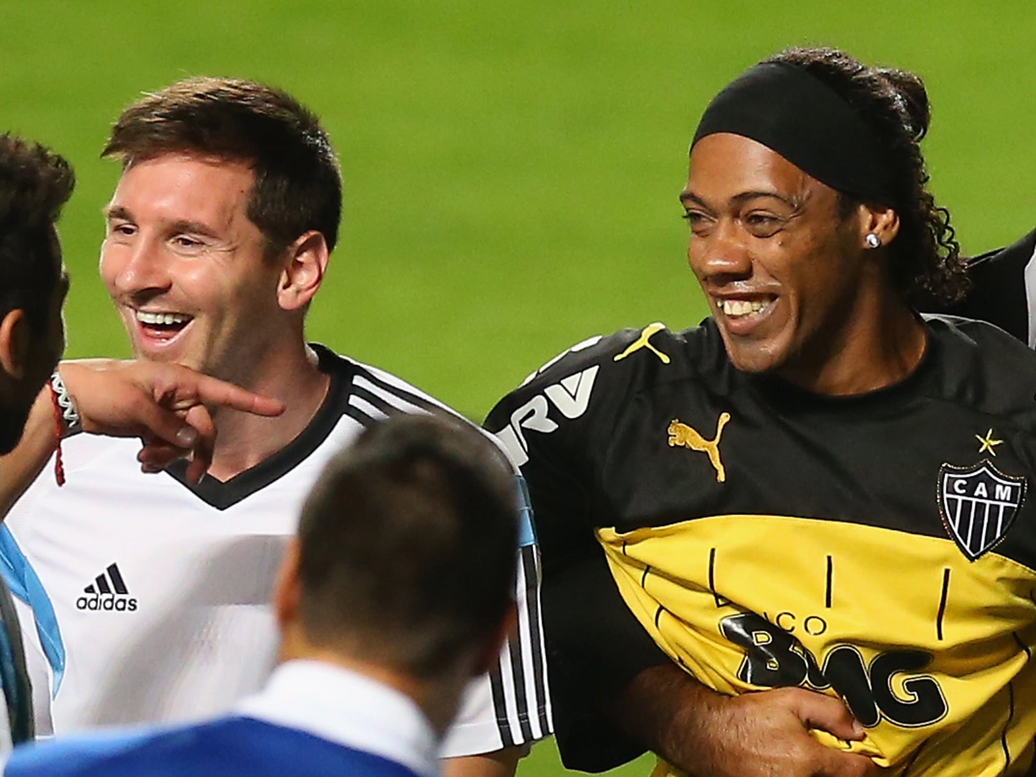 Lionel Messi is duped by a Ronaldinho lookalike