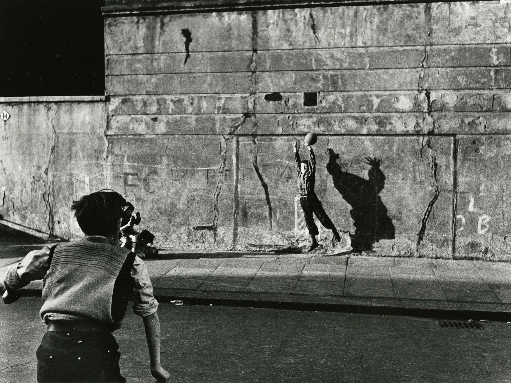 A photograph of Southam Street by Roger Mayne