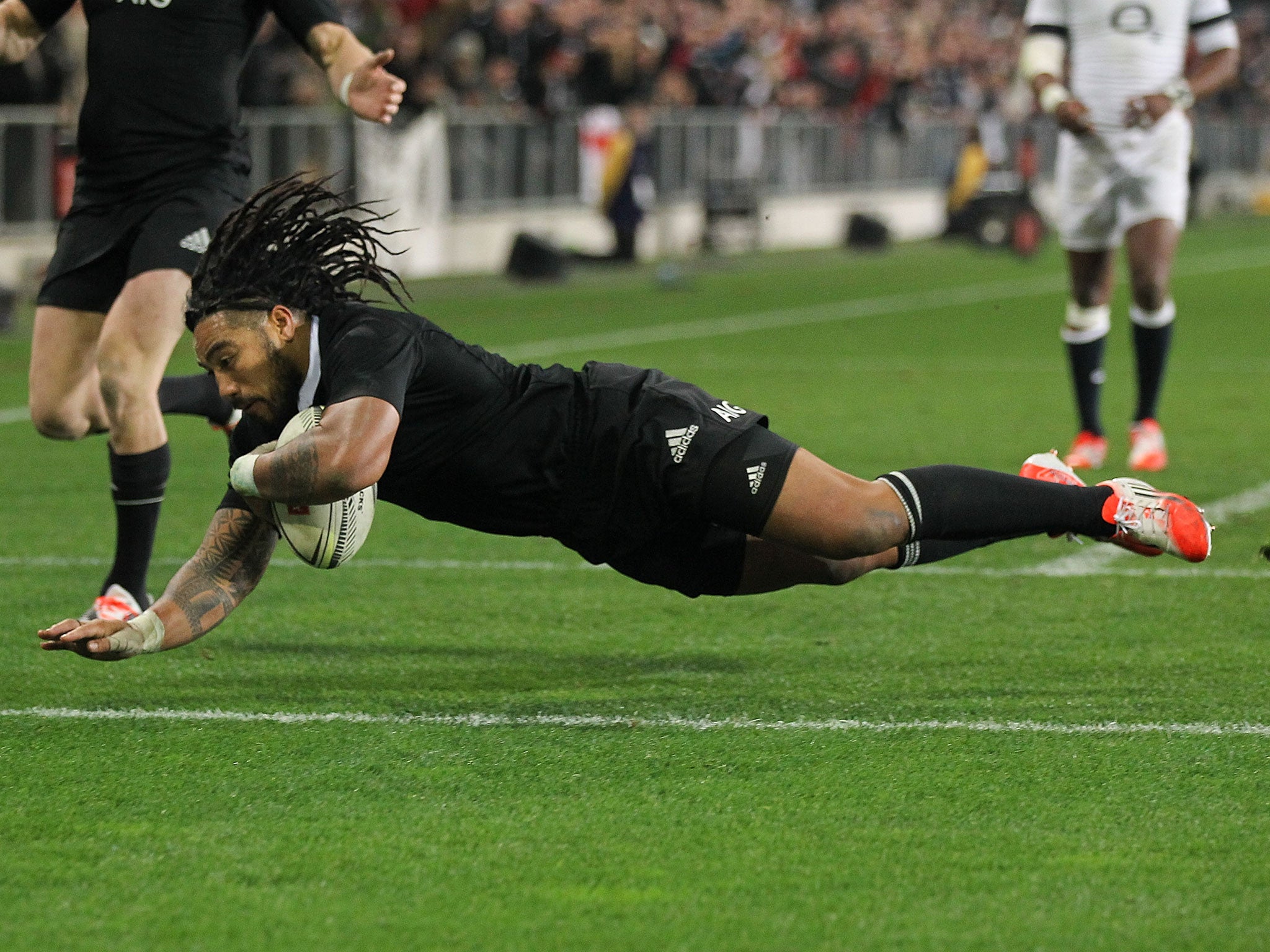 Ma'a Nonu scores New Zealand's third try in the 28-27 victory over England