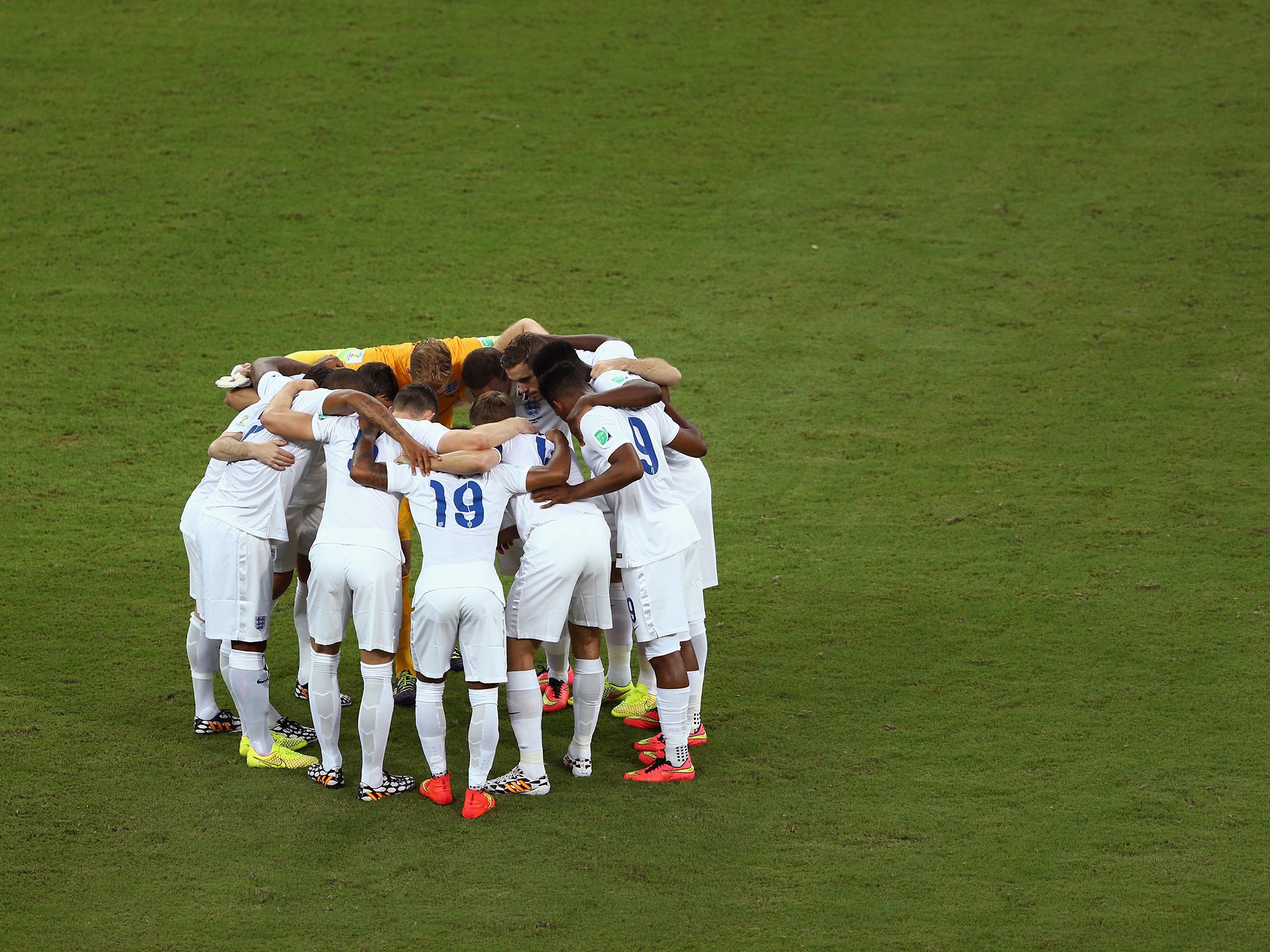 England huddle before kick off