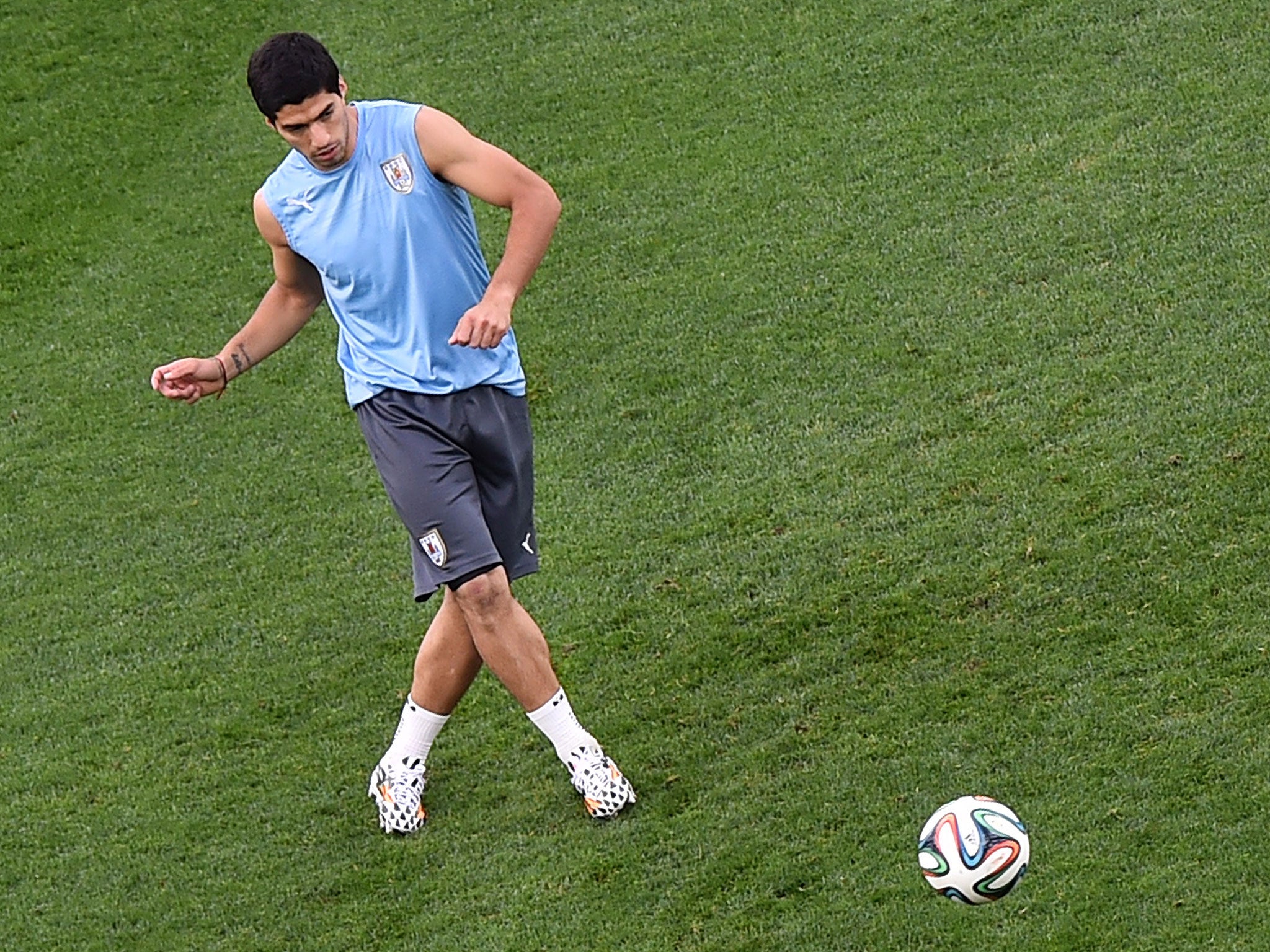 Luis Suarez trains with Uruguay on Wednesday