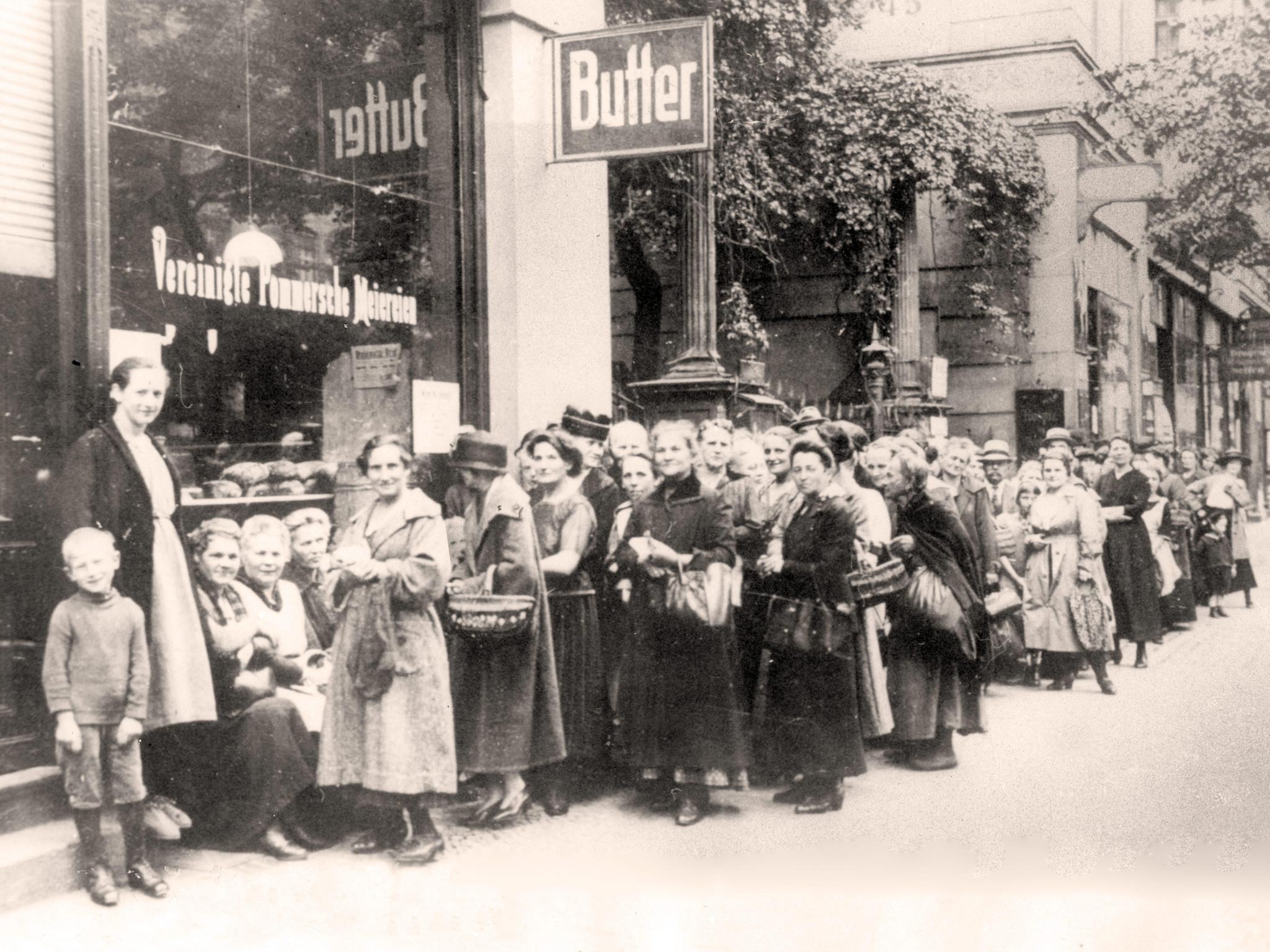 German women and children queue for food rations