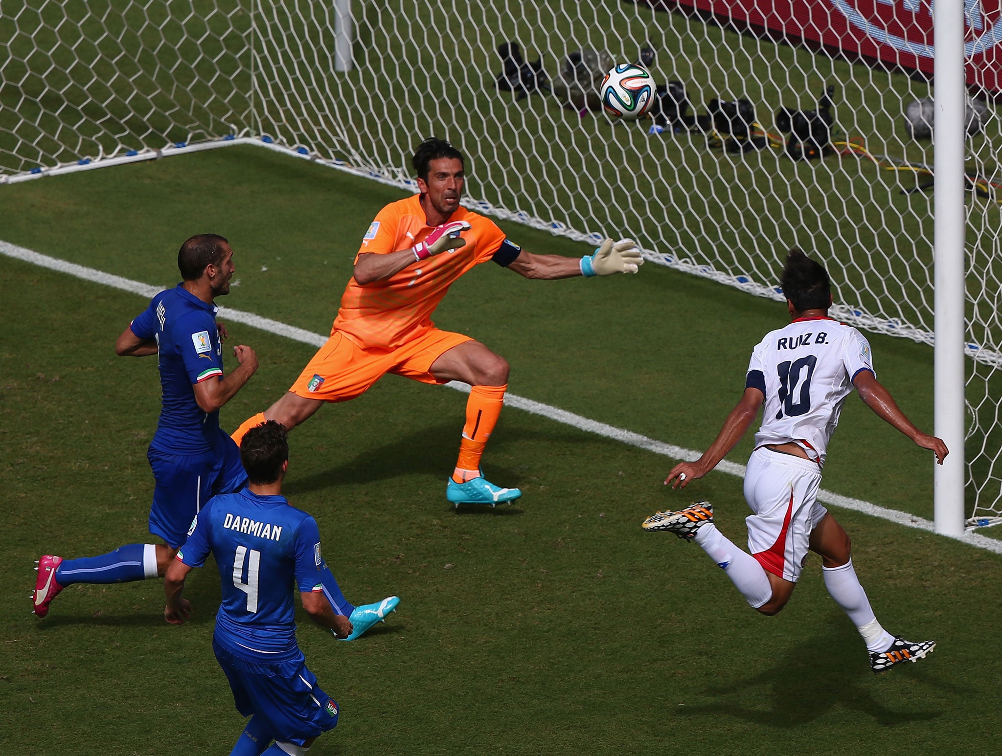 Bryan Ruiz scores Costa Rica’s winner against Italy