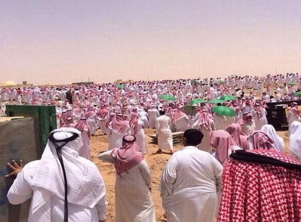 Hundreds attend the desert funeral of Nahid Almanea
