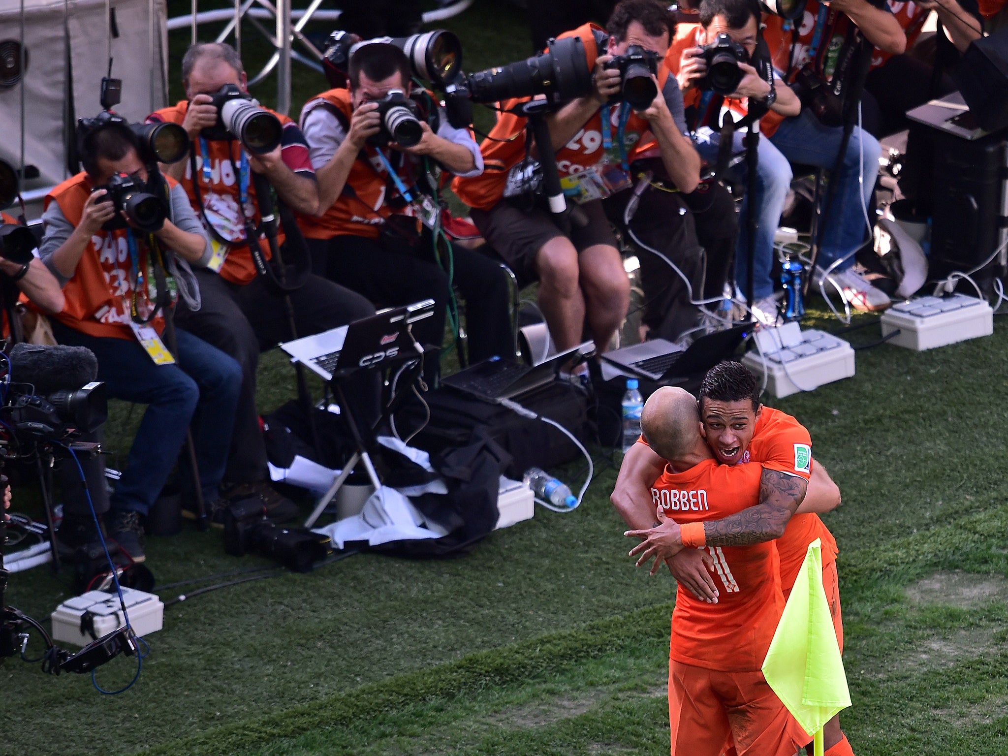 Memphis Depay celebrates his goal against Chile