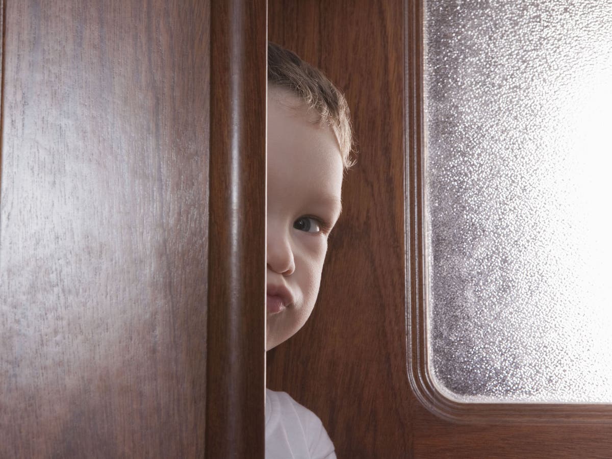 Подождите за дверью. Девушка за дверью. Подождите за дверью. Открытая дверь. Подождите за дверью.