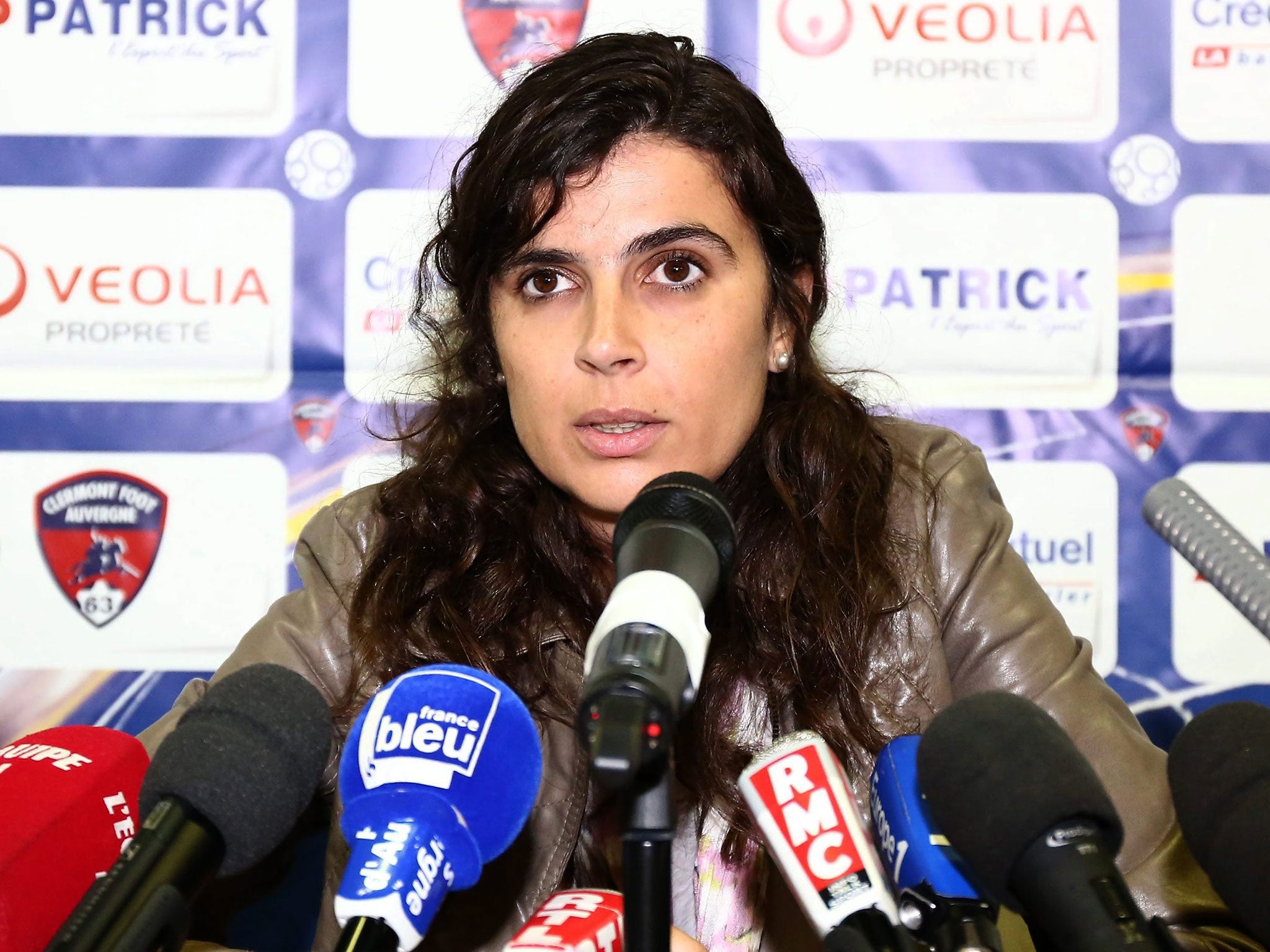 Helena Costa resigns: First female coach of professional. 
