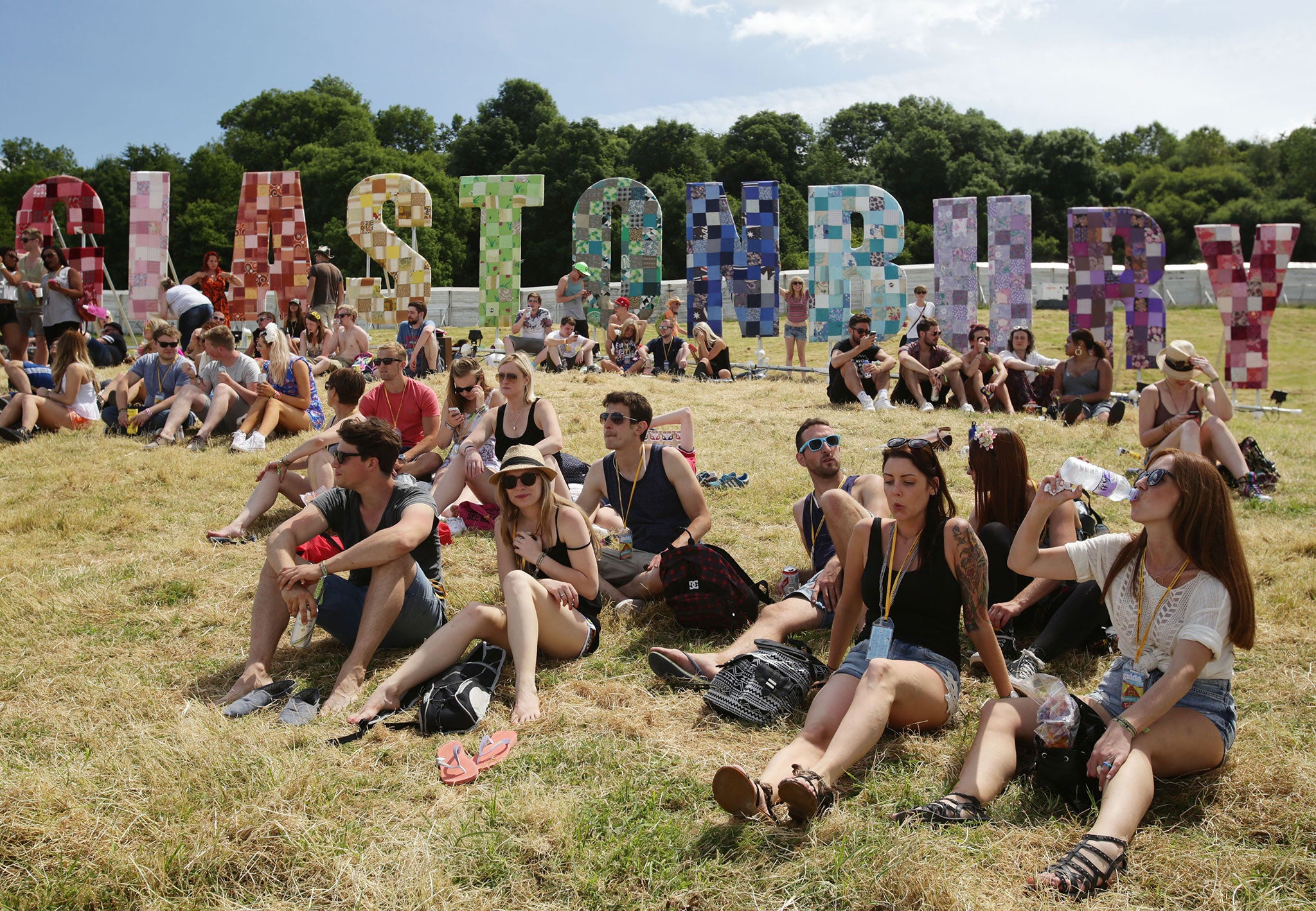 People enjoythe hot weather at Glastonbury Festival