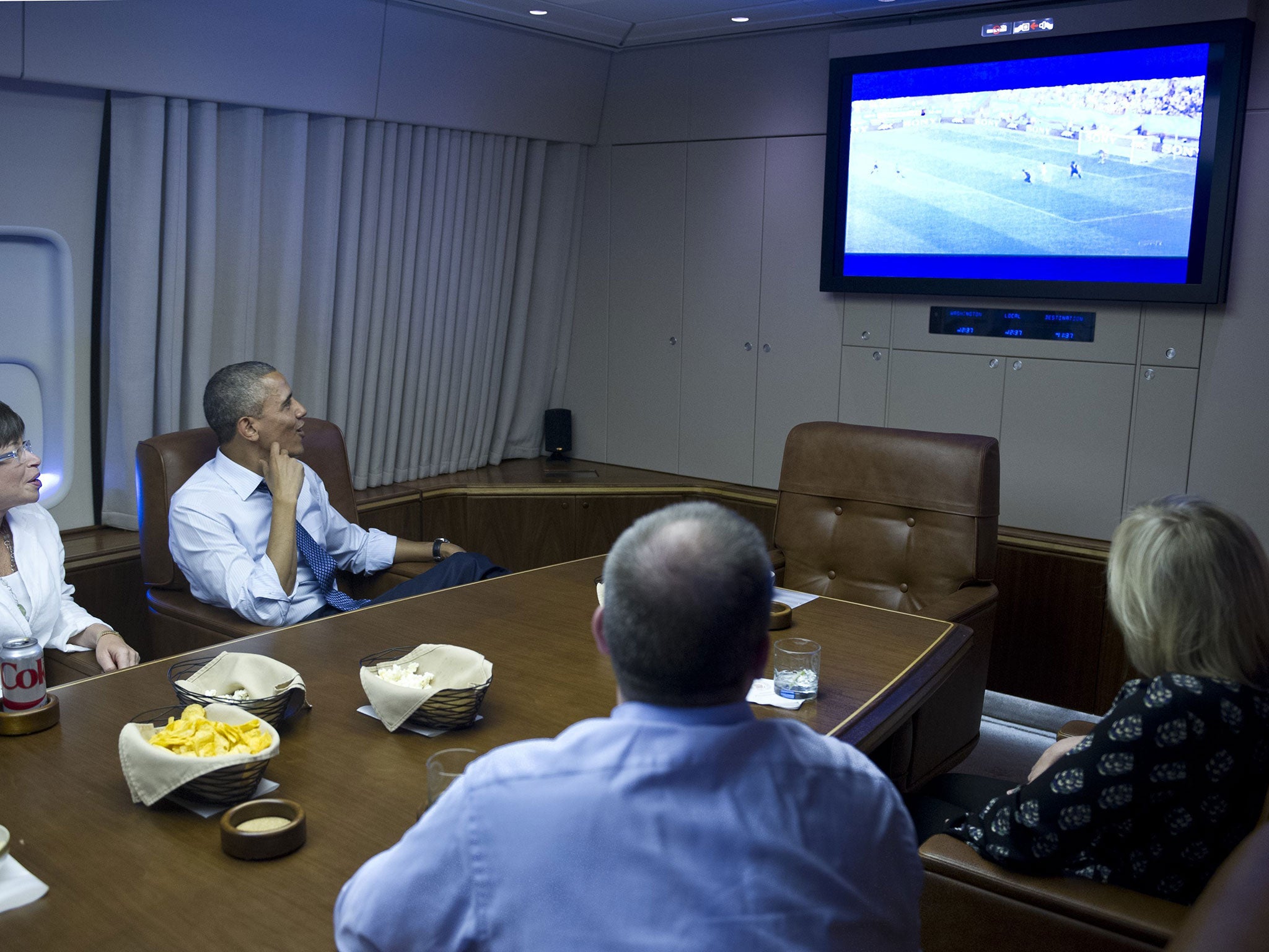US President Barack Obama and Senior Advisor Valerie Jarrett (L) watch the 2014 World Cup match between the US and Germany while en route to Minnepolis