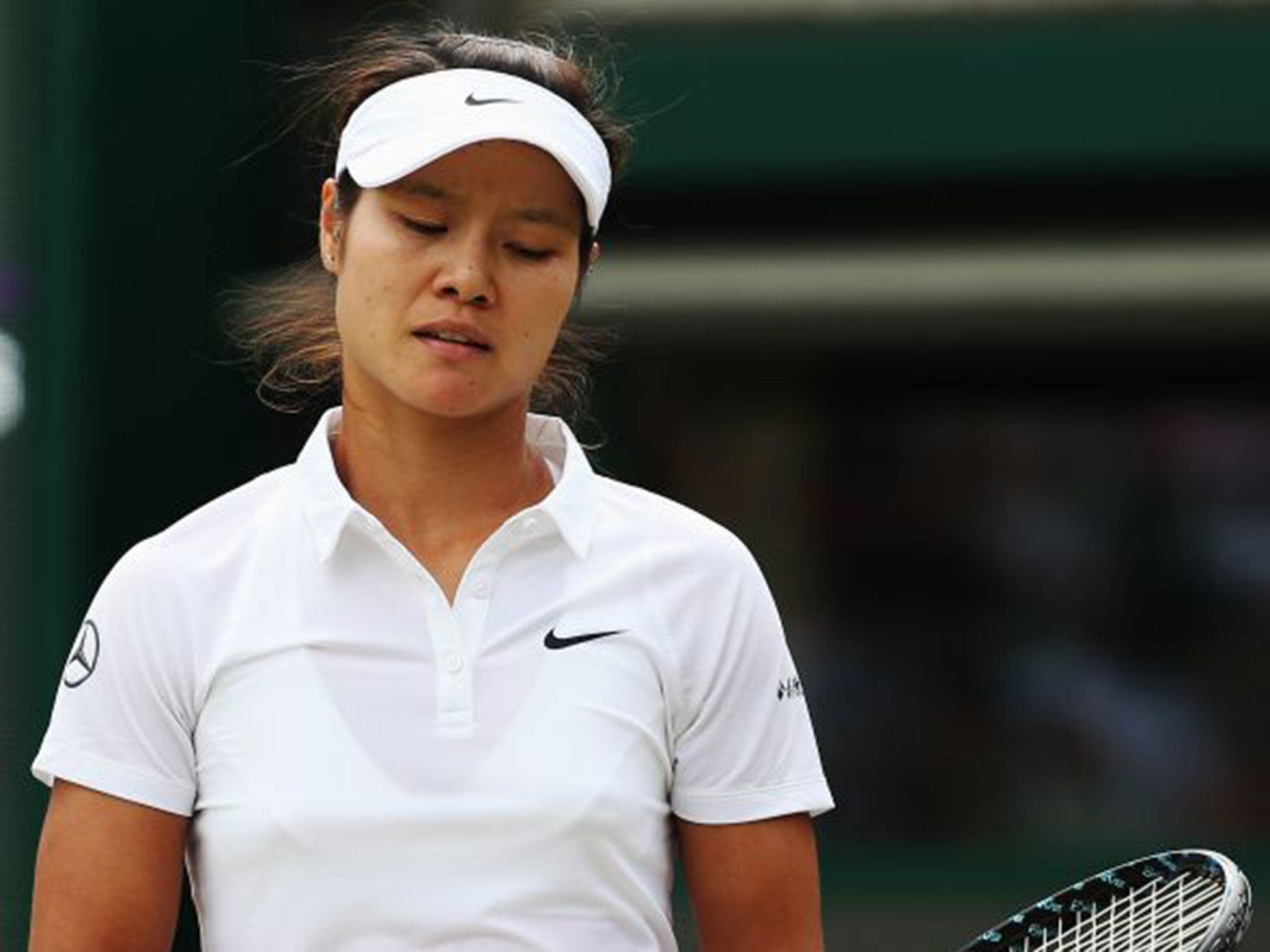 A dejected Li Na heads for a straight-sets defeat