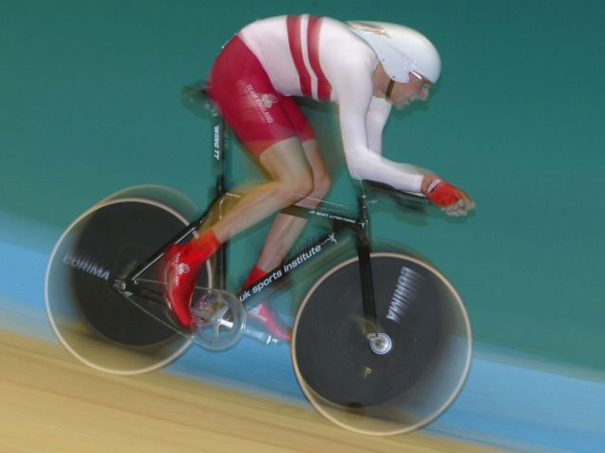 Bradley Wiggins wins silver at the 2002 Games in Manchester