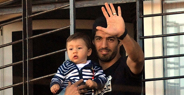 Luis Suarez arrived in Montevideo and has thanked the fans for their support