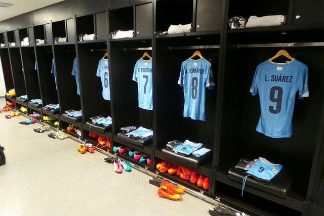 Uruguay team show support for Luis Suarez