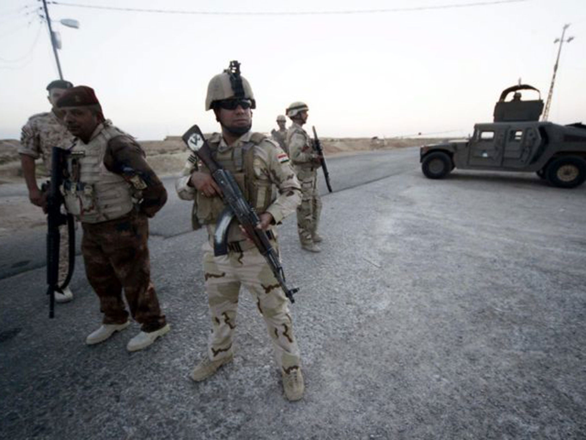 Iraqi soldiers near the border with Saudi Arabia