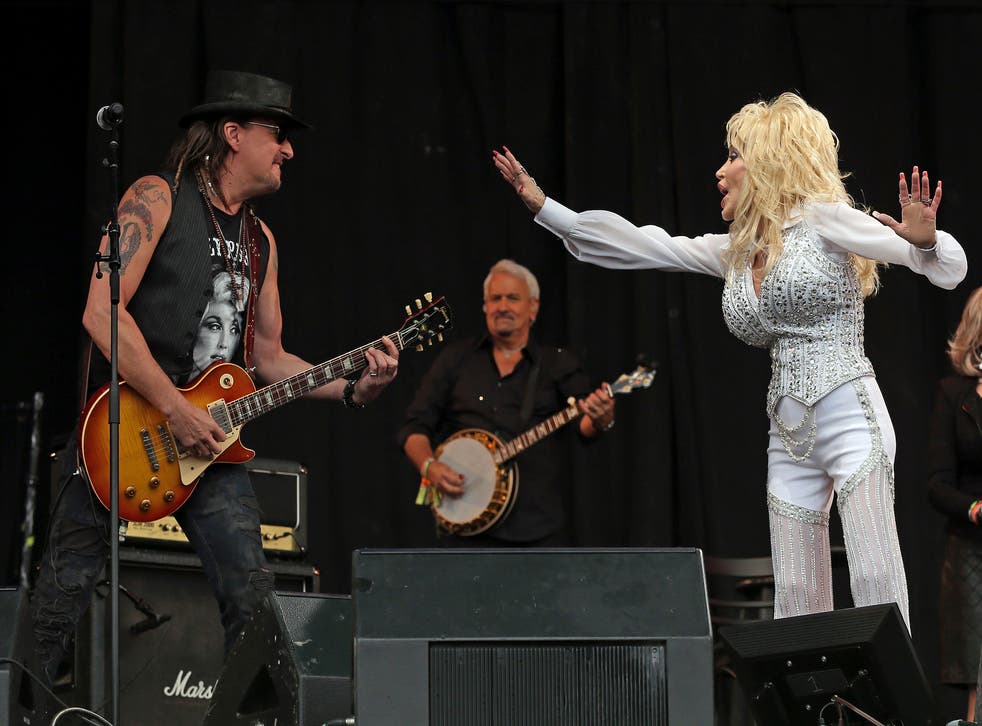 Dolly Parton and Richie Sambora perform at Glastonbury 2014