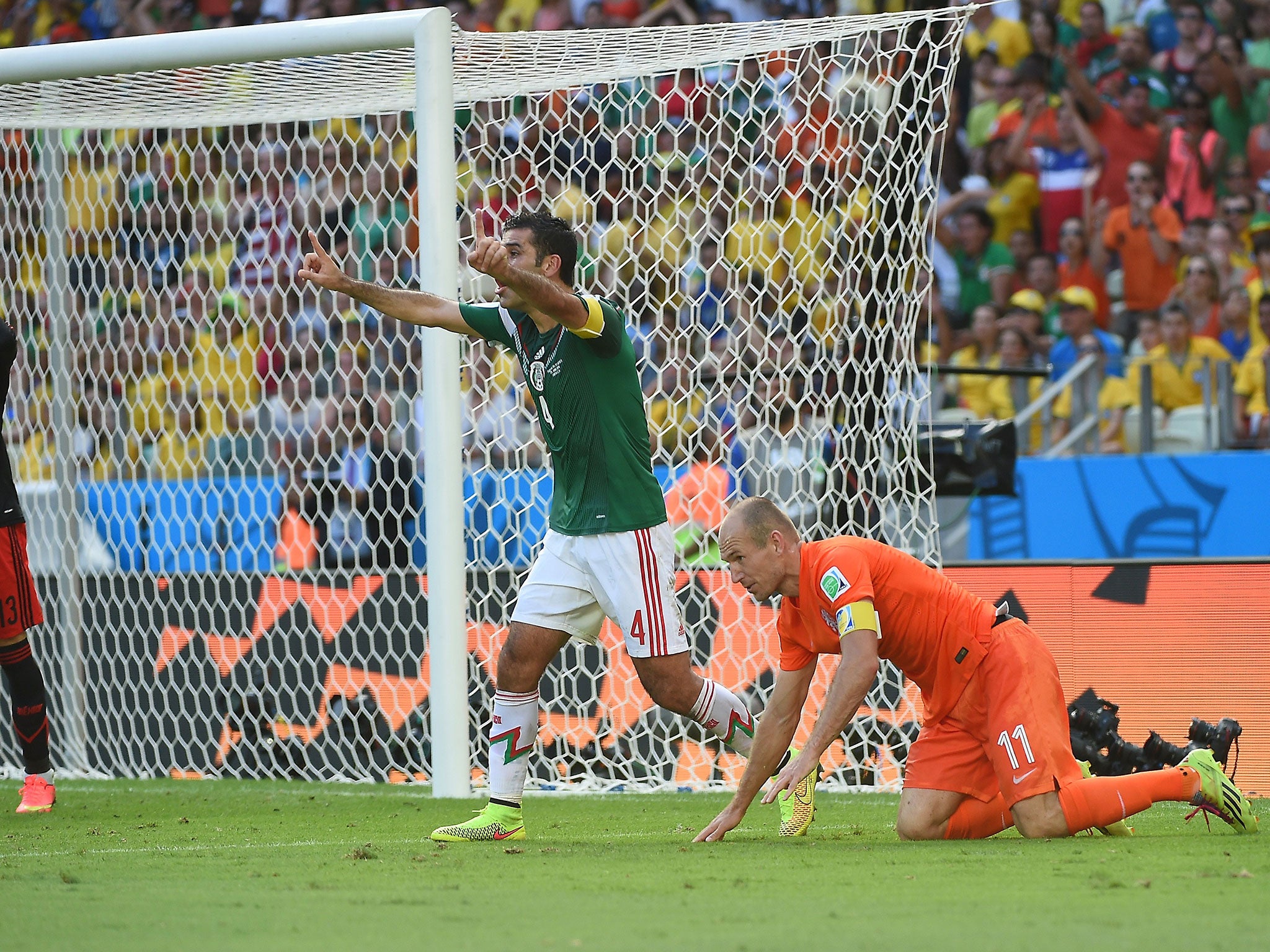 Arjen Robben won a controversial late penalty as the Netherlands beat Mexico in Fortaleza