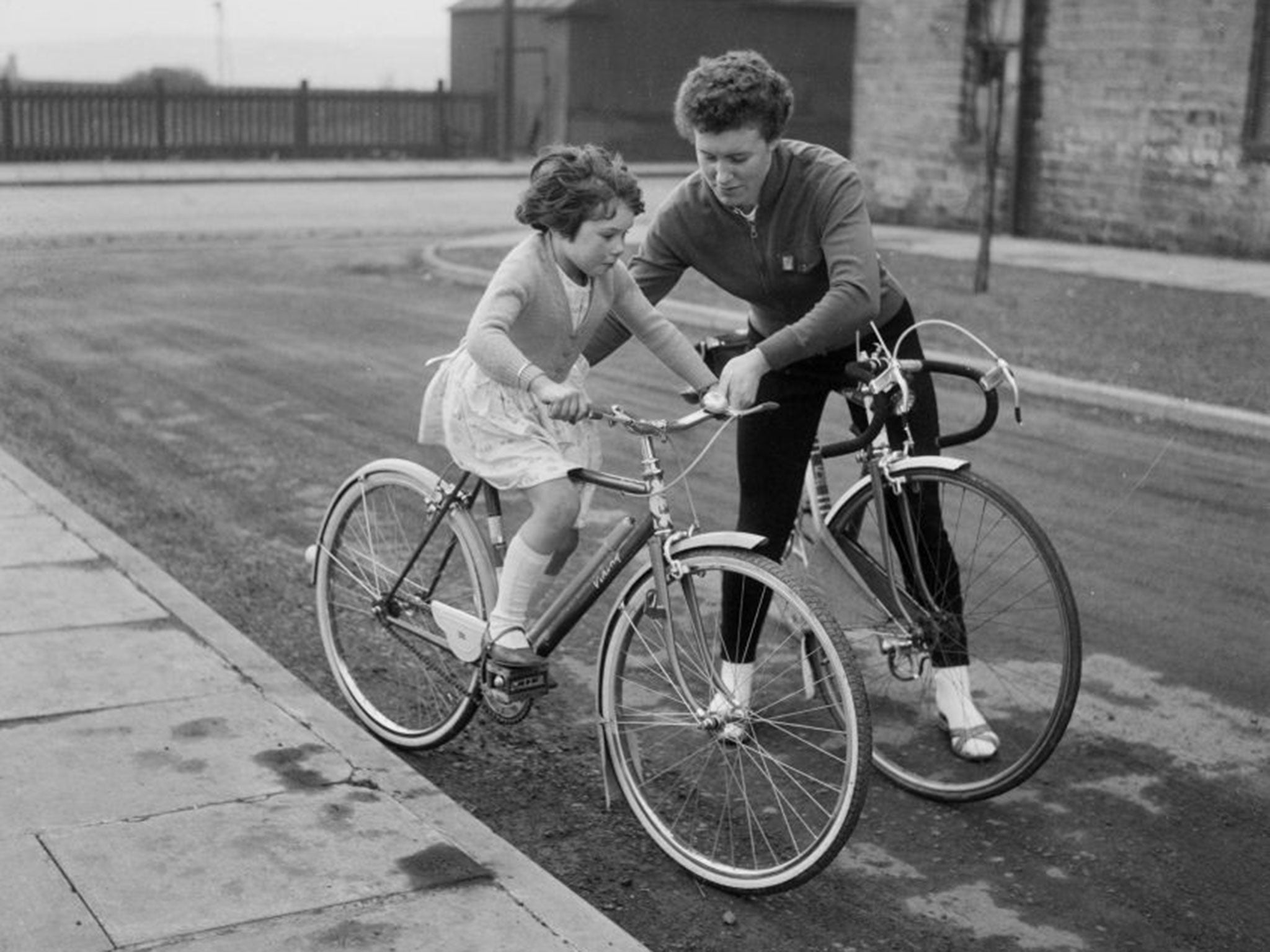 British cyclist Beryl Burton with her daughter Denise in 1963