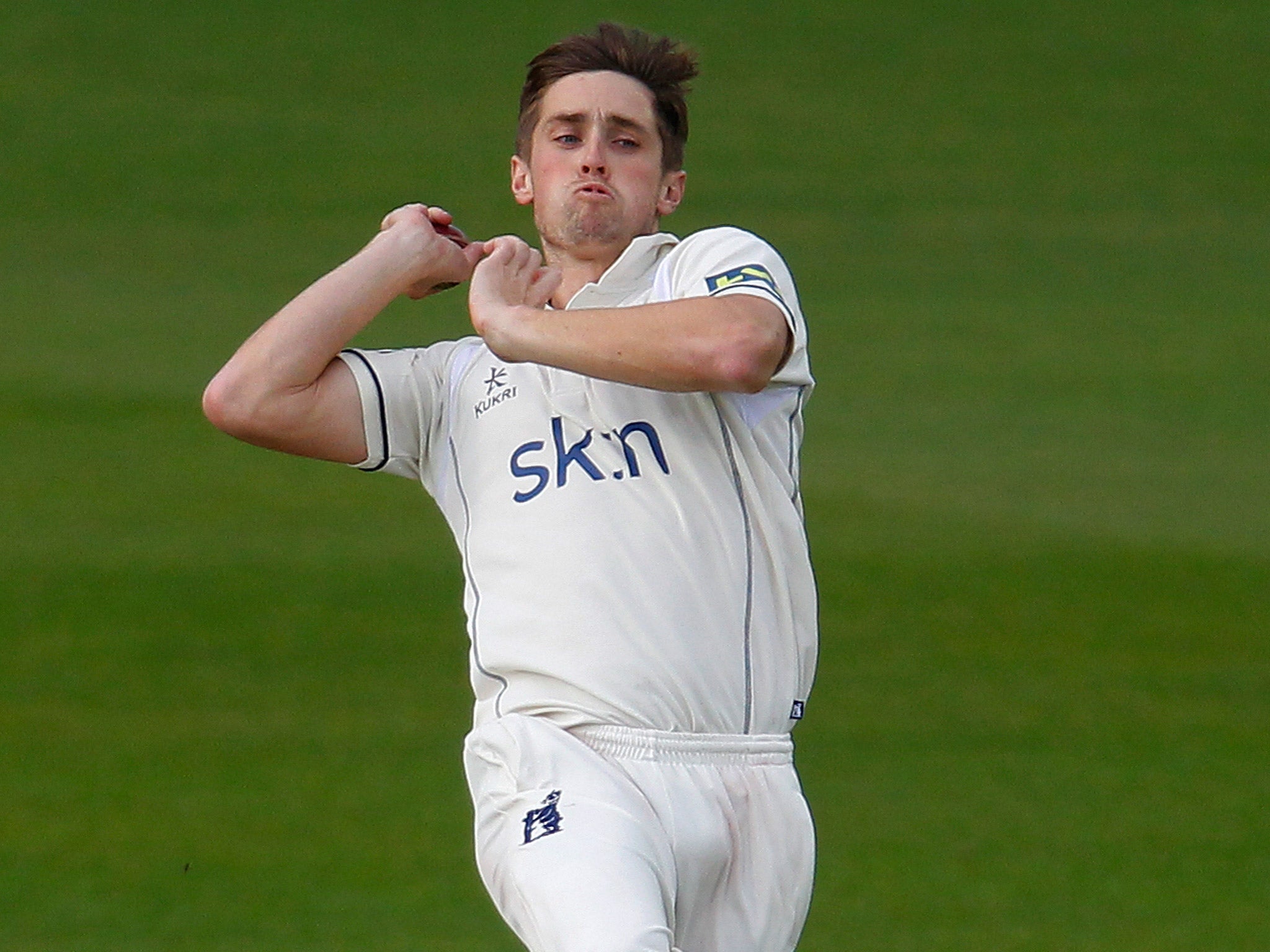 Chris Woakes nudged the England selectors with a season-best 5 for 35