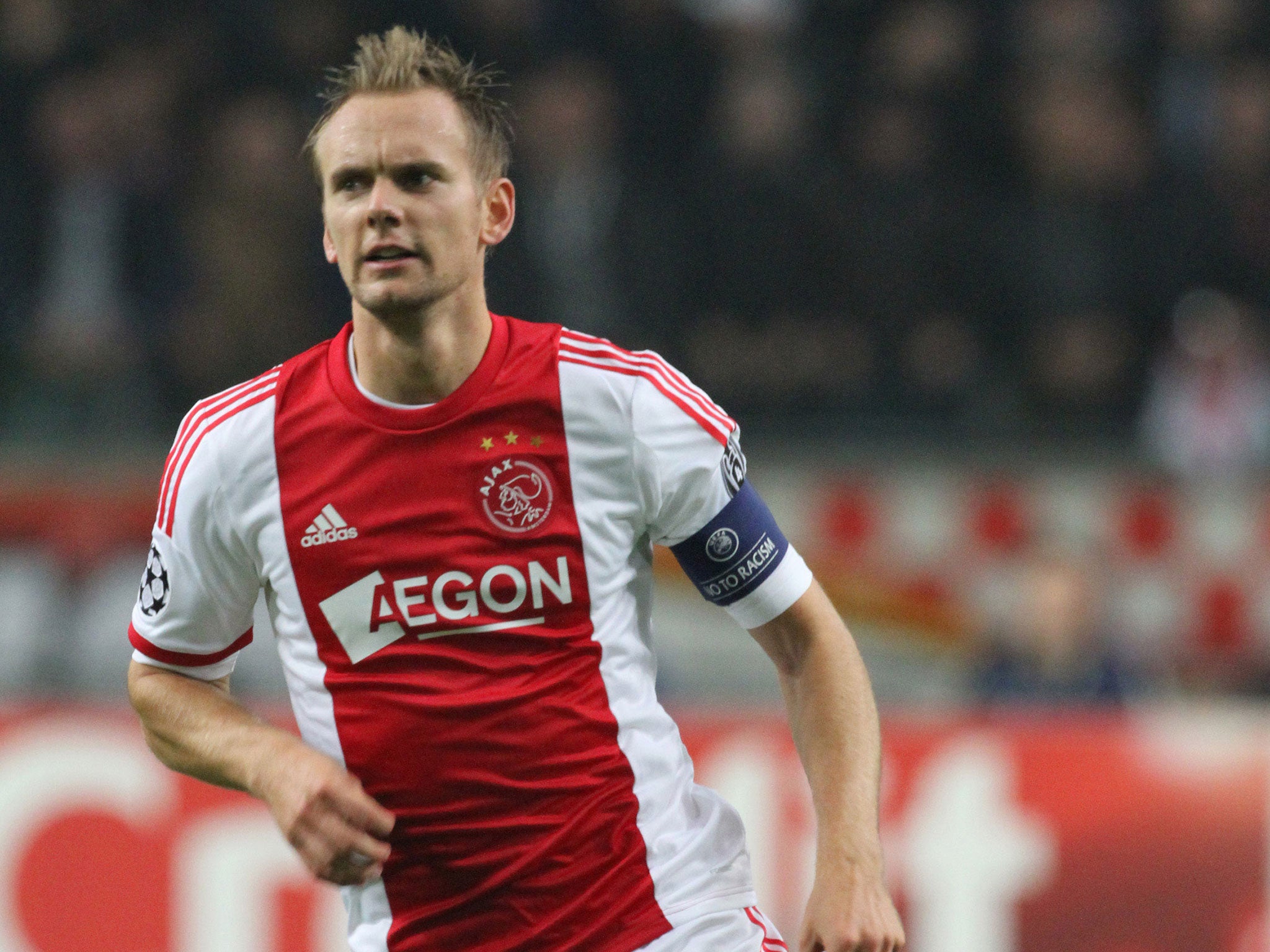 Ajax captain Siem de Jong has completed a transfer to Newcastle
