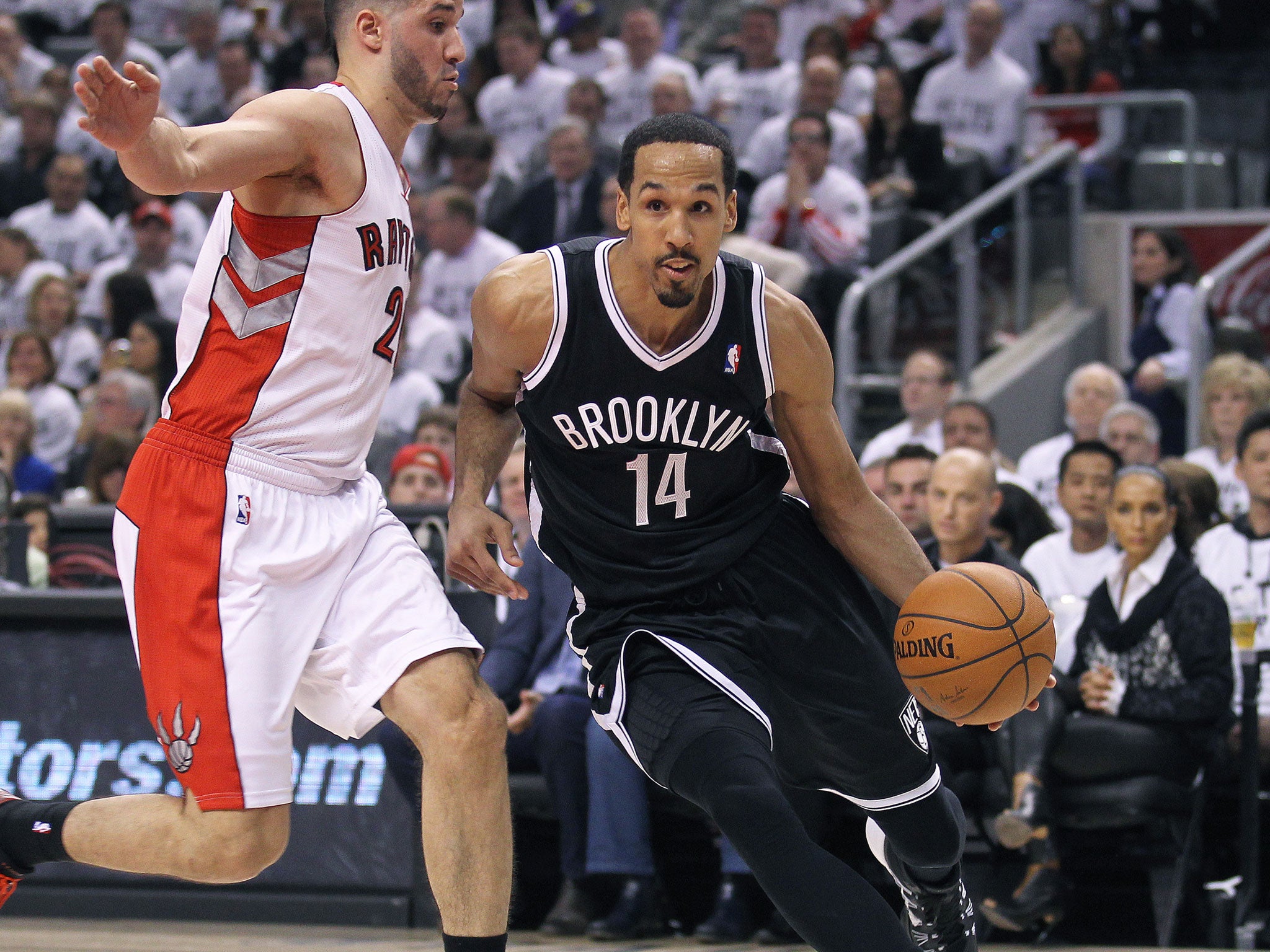 Shaun Livingston has signed a three-year $16m deal with the Golden State Warriors