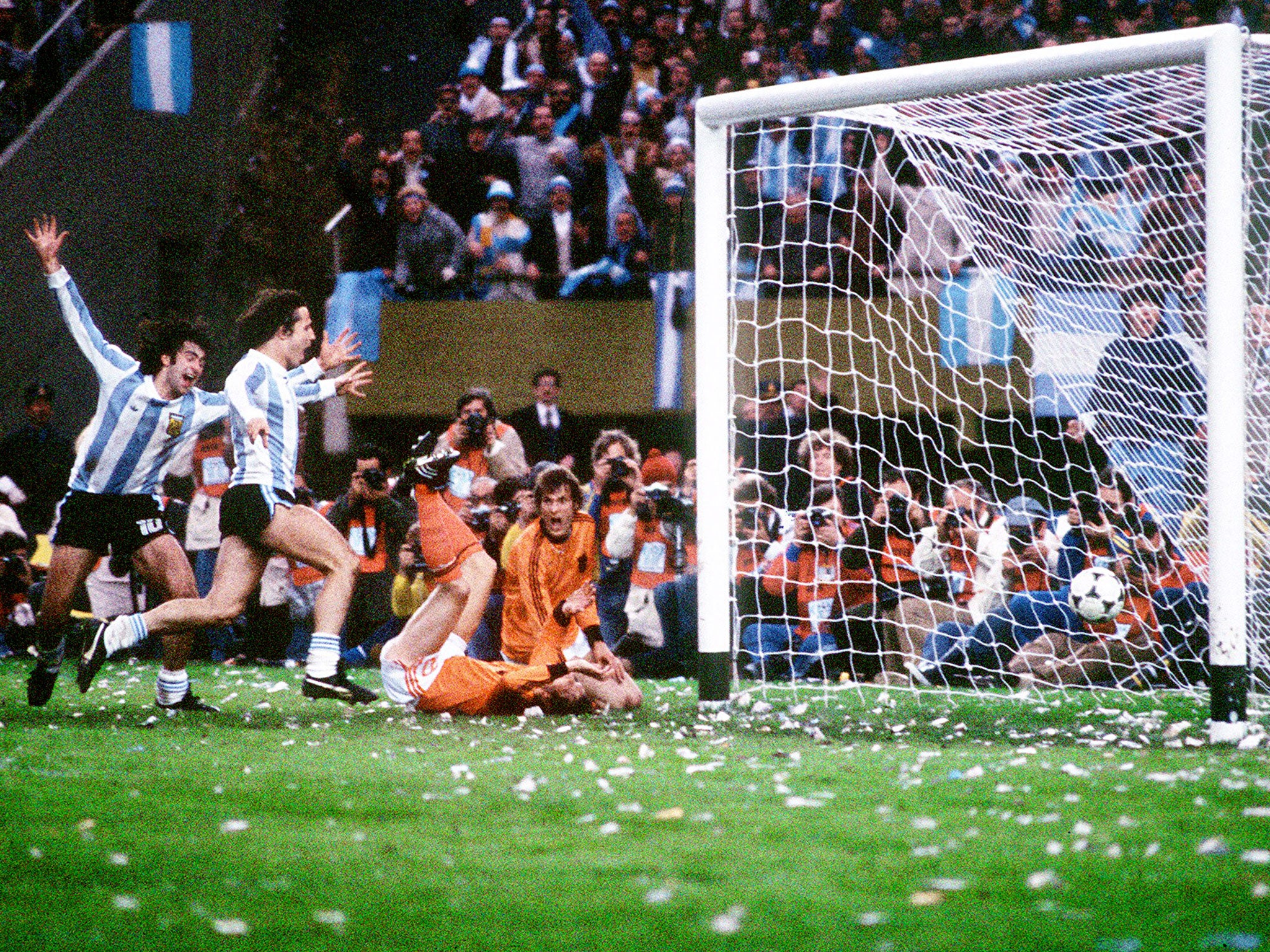 Mario Kempes scores for Argentina in the 1978 World Cup final