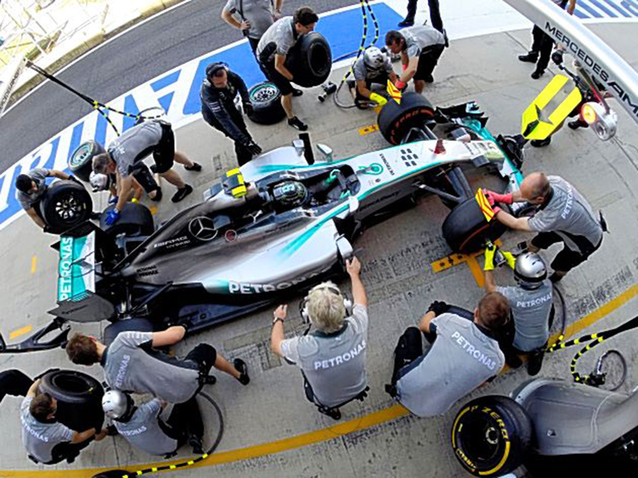 Mechanics get to work on Nico Rosberg’s car during practic