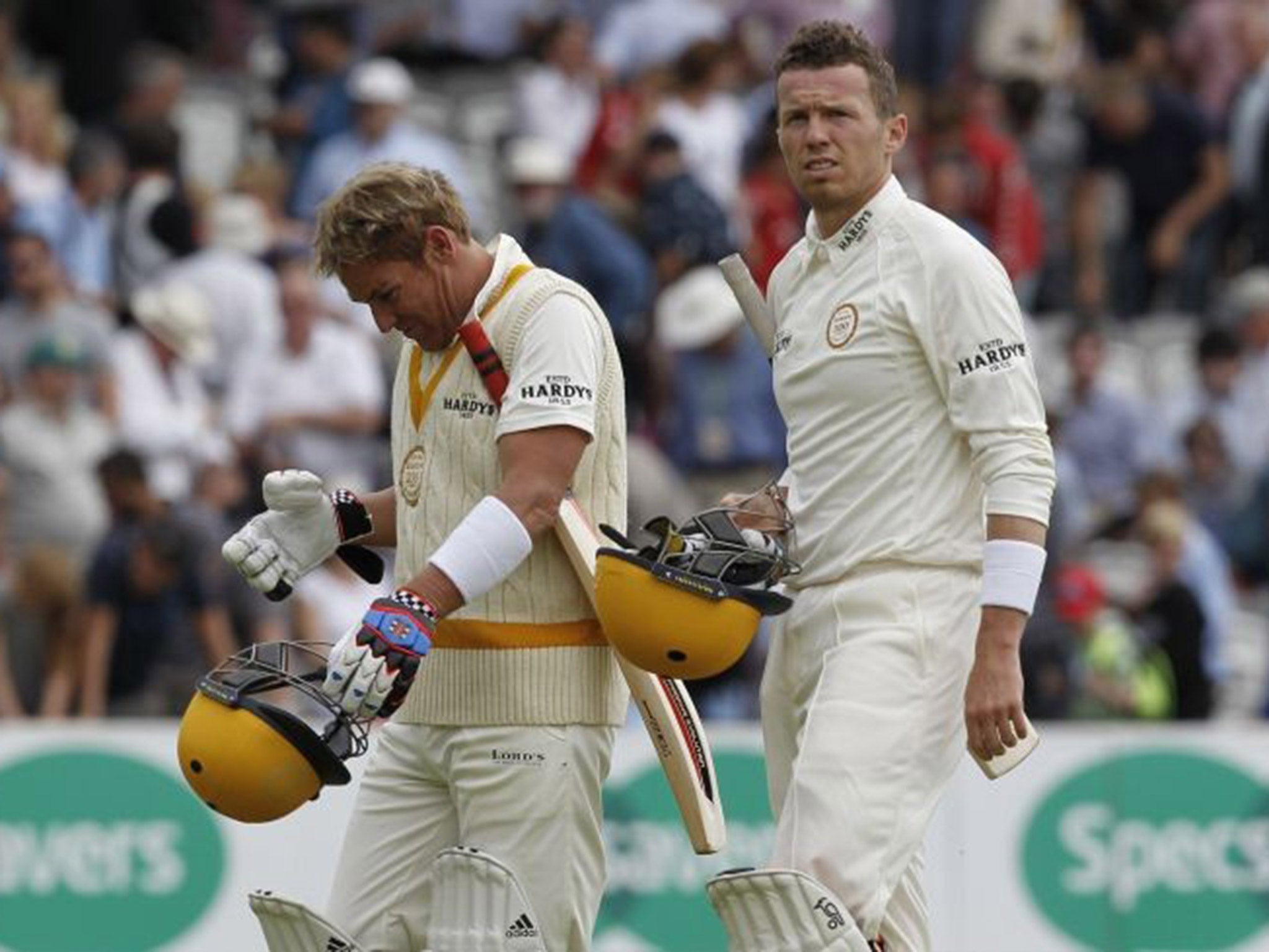Shane Warne leaves the field with a broken hand