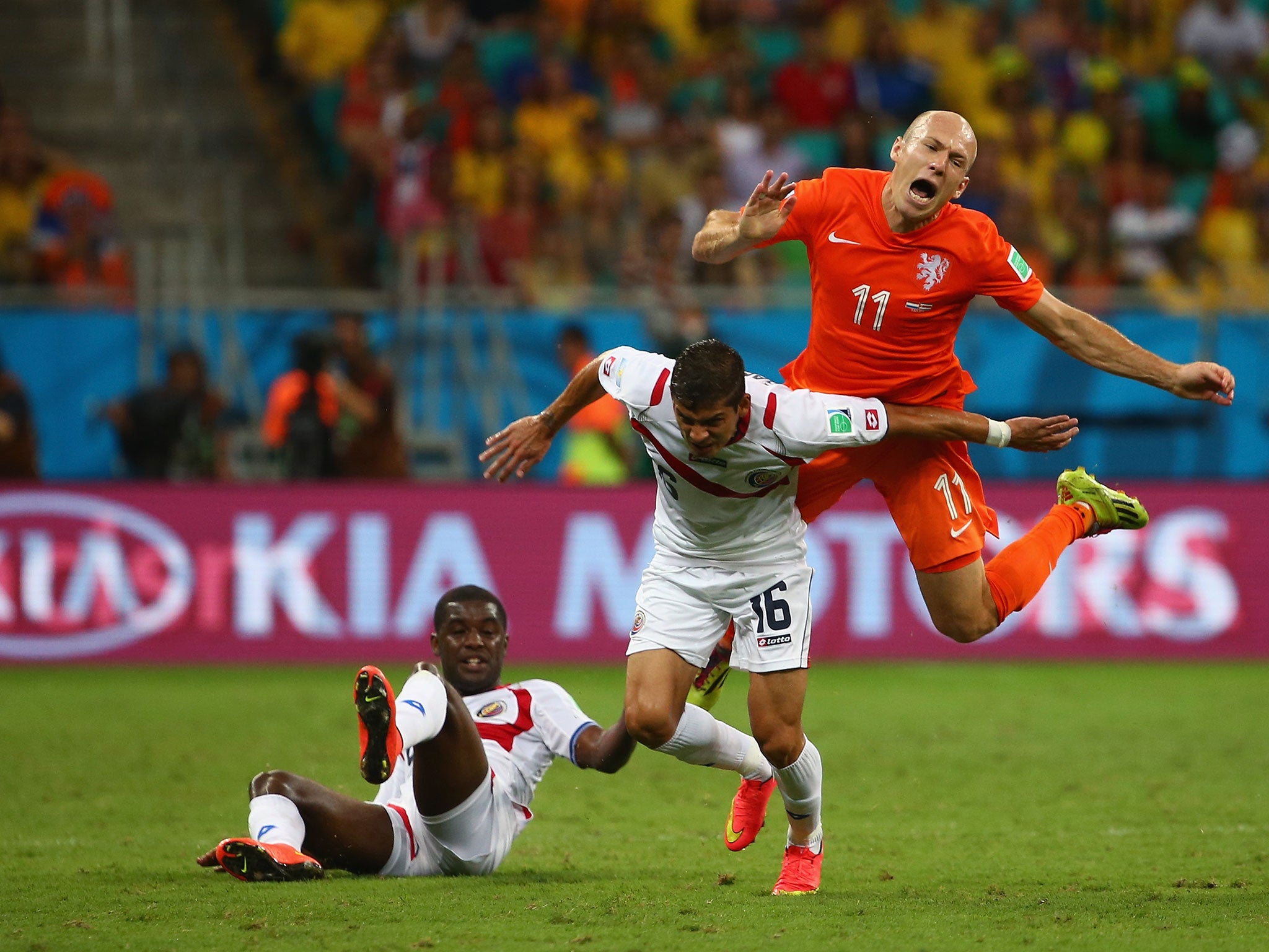 Robben goes over the challenge of two Costa Rica defenders