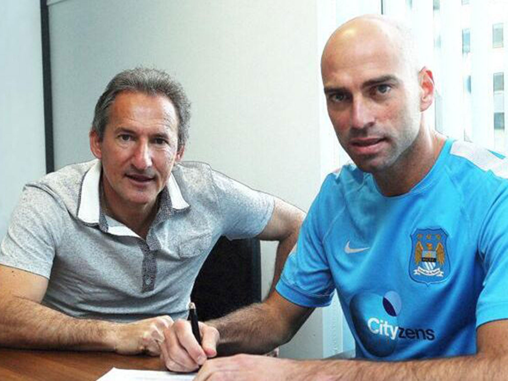 Former Malaga goalkeeper Willy Caballero has signed a three-year deal with Manchester City