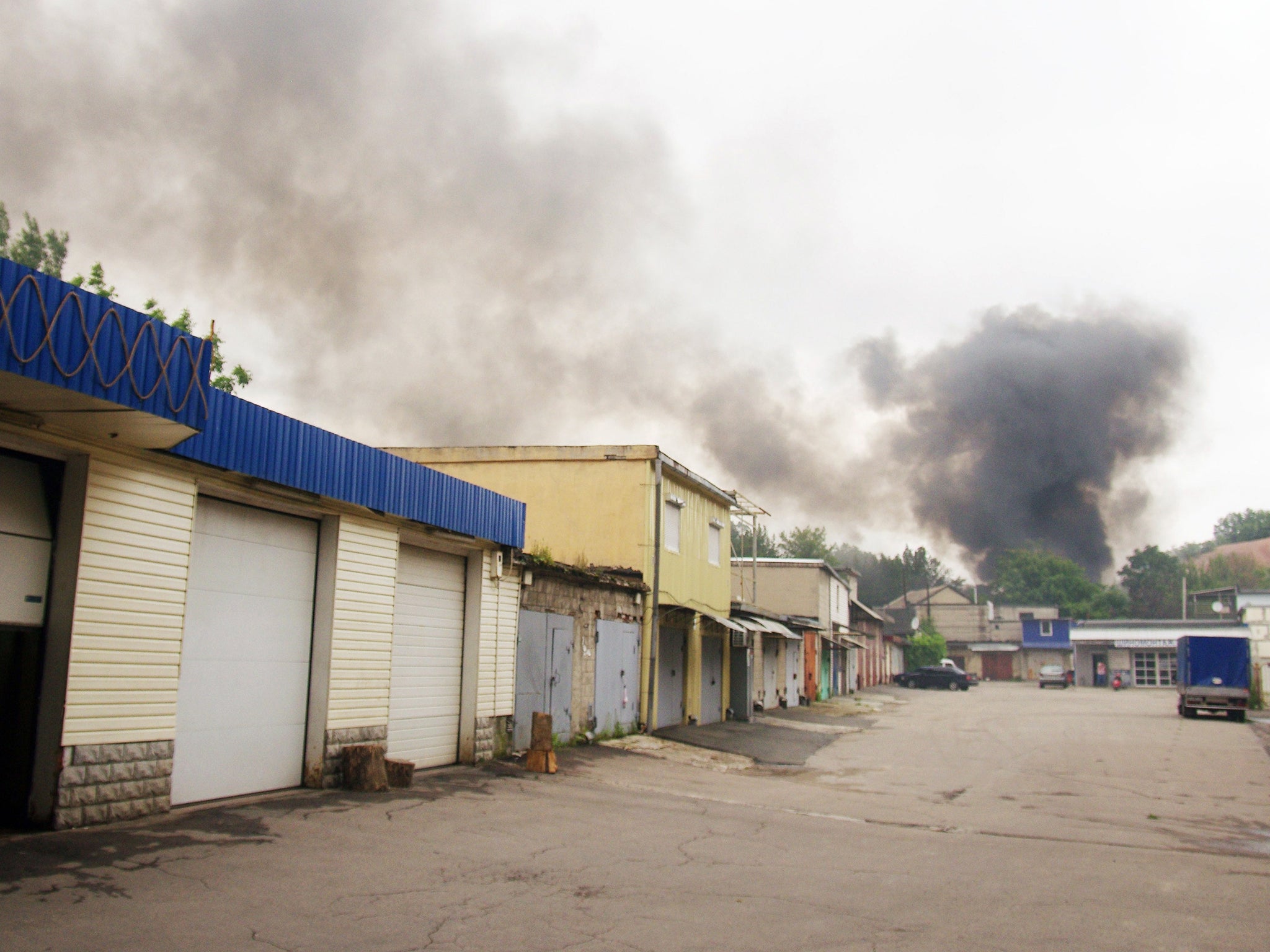 Smoke rises outside the outskirts of the eastern Ukrainian city of Donetsk. Retreating pro-Russian insurgents dug in on 7 July in Ukraine's sprawling industrial hub of Donetsk after government forces scored a string of morale-boosting victories in the blo